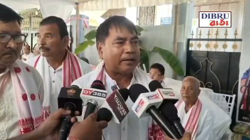 ডিব্ৰুগড়ৰ নতুন নিৰ্মালী গাঁৱ সাৰ্বজনীন নামঘৰৰ তোৰণ শুভাৰম্ভ উপলক্ষে তিনিদিনীয়াকৈ আয়োজন কৰা হৈছে অখণ্ড ভাগৱত পাঠৰ। উপস্থিত শ্ৰীশ্ৰী পীতাম্বৰ দেৱ গোস্বামী।