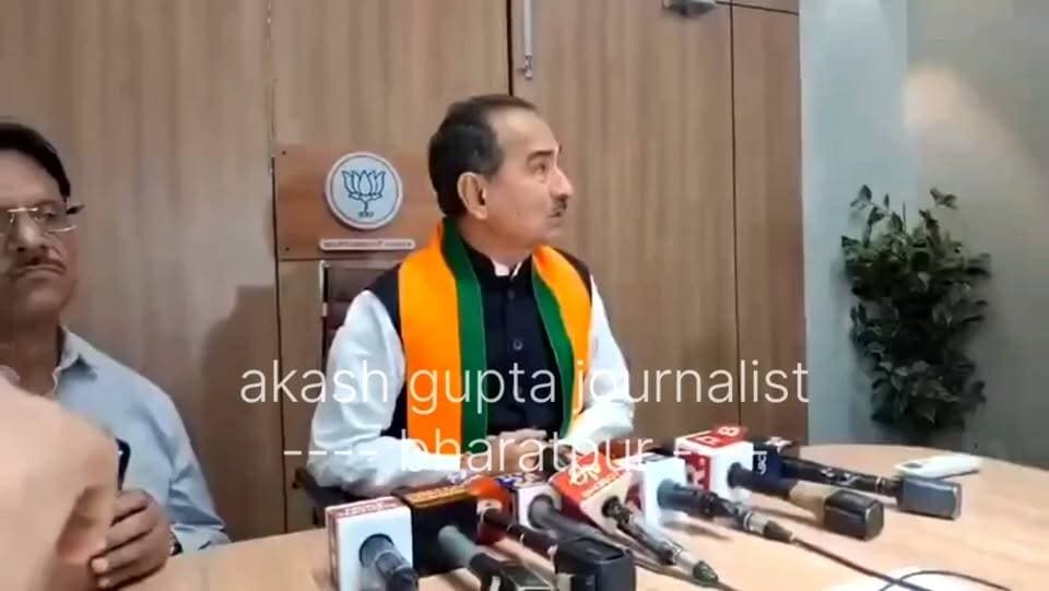 बुरे फंसे मदन राठौड़ साहब.. पाकिस्तान का साथ देने वाले बयान पर अब पलटे.. कहा, "मैने ऐसा कुछ नहीं बोला"
याद रहे कि राठौड़ ने कहा था कि "अगर अमेरिका और पाकिस्तान के बीच युद्ध होता है, तो भारत पड़ोसी होने के नाते पाकिस्तान के साथ खड़ा रहेगा.." इस बयान की आलोचना होने के बाद राठौड़ ने देर रात कहा कि "मैंने अमेरिका और पाकिस्तान के बीच क्रिकेट मैच को लेकर बोला था.."