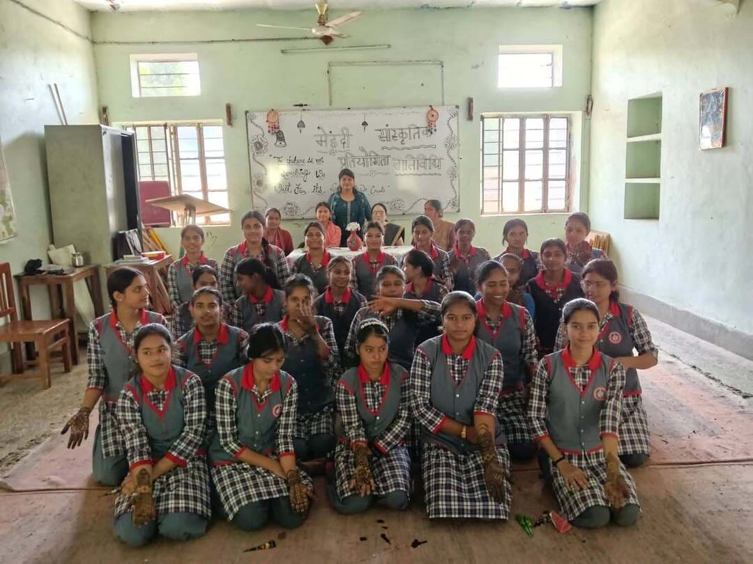 #भरतपुर। भुसावर स्थित आर्य महिला विद्यापीठ कन्या महाविद्यालय में सांस्कृतिक गतिविधियों के तहत बेस्ट आउट ऑफ वेस्ट प्रतियोगिता का आयोजन किया गया, जिसकी अध्यक्षता प्राचार्या डॉ. चित्रा शर्मा ने की और संचालन सांस्कृतिक प्रभारी श्रीमती प्रेरणा गर्ग ने किया। इस प्रतियोगिता में छात्राओं ने अनुपयोगी वस्तुओं से आकर्षक एवं उपयोगी कलाकृतियां बनाकर अपनी रचनात्मकता का प्रदर्शन किया, जिसमें इतिहास प्रवक्ता महेश कुमार और राजनीति विज्ञान प्रवक्ता नहर सिंह निर्णायक रहे। प्रतियोगिता के घोषित परिणामों के अनुसार खुशबू एवं श्रद्धा सोनी ने संयुक्त रूप से प्रथम, अर्चना कुमारी एवं अंजली कुमारी ने द्वितीय तथा दिया गर्ग एवं नेहा सैनी ने तृतीय स्थान प्राप्त किया। इस आयोजन का मुख्य उद्देश्य छात्राओं में रचनात्मक सोच विकसित करने, अनुपयोगी वस्तुओं के पुनर्चक्रण और पर्यावरण संरक्षण के प्रति जागरूकता बढ़ाना था, जिसके समापन पर प्राचार्या ने सभी का आभार व्यक्त किया।
