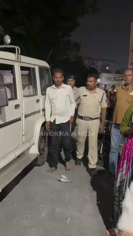 🚨 हरदा में नौकरी के नाम पर ठगी का आरोप!
2900 से ज्यादा युवाओं से करीब ₹10 लाख की ठगी के आरोप में कांग्रेस नेता वीरेंद्र मालवीय गिरफ्तार। आरोप है कि रोजगार दिलाने के नाम पर युवाओं से ₹290 रजिस्ट्रेशन फीस ली गई। कुछ युवाओं ने काम करने के बाद भी वेतन नहीं मिलने की शिकायत की है।
वहीं, आरोपी ने कंपनी को वैध बताते हुए खुद को साजिश के तहत फंसाए जाने की बात कही है।
📍 हरदा, मध्य प्रदेश
👉 मामले से जुड़ी हर अपडेट के लिए जुड़े रहें Anokha Harda के साथ।
#HardaNews #Harda #MadhyaPradesh #BreakingNews #AnokhaHarda