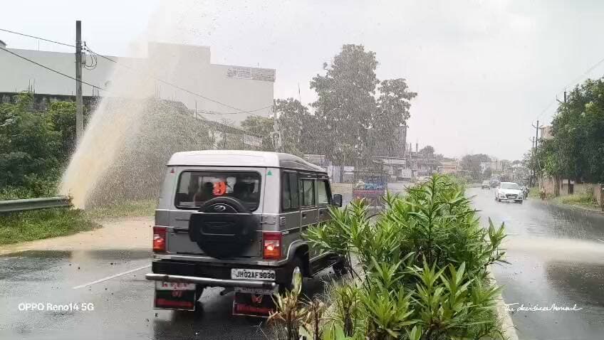 नगड़ी-बुकरू के बीच सप्लाई पाइप फटा, राहगीर परेशान*
राँची पतरातू मार्ग नगड़ी और बुकरू के बीच सप्लाई पाइप फटने से सड़क पर पानी का तेज बहाव हो रहा है। इससे राहगीरों और वाहन चालकों को आवागमन में परेशानी हो रही है। सड़क पर पानी बहने से दुर्घटना की आशंका भी बनी हुई है। स्थानीय लोगों ने संबंधित विभाग से जल्द पाइप की मरम्मत कराकर पानी की बर्बादी रोकने और समस्या से निजात दिलाने की मांग की है।