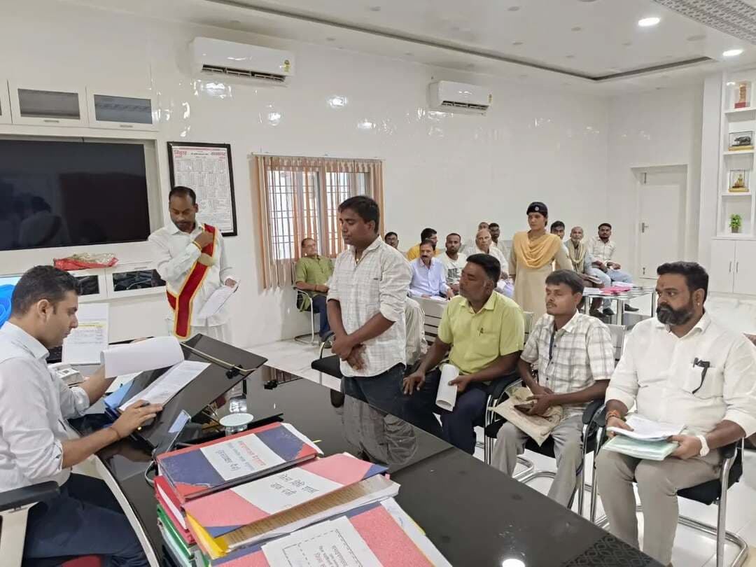 जिला पदाधिकारी, बेगूसराय श्री रिची पाण्डेय ने जनता दरबार में जिले के विभिन्न क्षेत्रों से पहुंचे नागरिकों की समस्याएं सुनीं। इस दौरान कुल 64 आवेदन प्राप्त हुए, जिनमें भूमि विवाद, परिमार्जन, अतिक्रमण, रास्ता, आधार कार्ड, पेंशन एवं थाना संबंधी मामले शामिल थे। जिला पदाधिकारी ने संबंधित पदाधिकारियों को आवेदनों की जांच कर समयबद्ध, पारदर्शी एवं गुणवत्तापूर्ण निष्पादन सुनिश्चित करने तथा आवेदकों को की गई कार्रवाई से अवगत कराने का निर्देश दिया।
IPRD Bihar
#begusarai
#cmsamrat