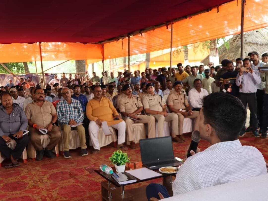 दुर्गा पूजा के अवसर पर जिले में विधि-व्यवस्था संधारण, शांति एवं सौहार्दपूर्ण वातावरण बनाए रखने तथा श्रद्धालुओं की सुरक्षा एवं सुविधाएं सुनिश्चित करने के उद्देश्य से आज जिला पदाधिकारी, बांका एवं पुलिस अधीक्षक, बांका की संयुक्त ब्रीफिंग तेलडीहा मंदिर परिसर में आयोजित की गई।