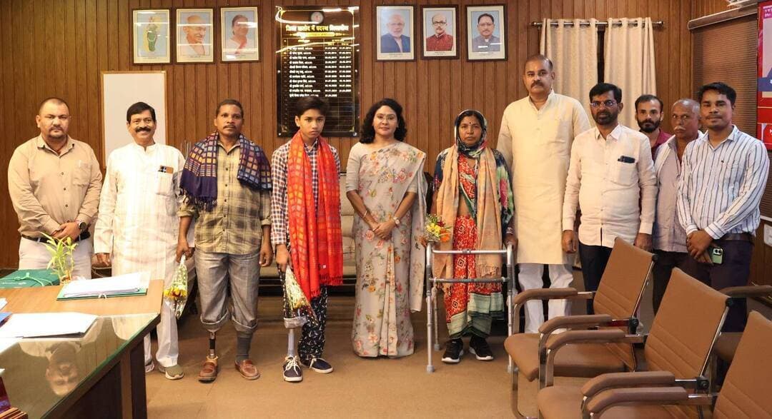 सेवा संकल्प अभियान: मानवता और संवेदनशीलता की एक और पहल
समाज कल्याण विभाग द्वारा दिव्यांगजनों हेतु आयोजित शिविर में पहचान किए गए 3 दिव्यांगजनों को आज कलेक्टोरेट में कृत्रिम पैर वितरित किए गए।
विशेषज्ञों द्वारा सटीक माप लेकर तैयार किए गए इन कृत्रिम अंगों से अब इन नागरिकों को चलने-फिरने में नया संबल मिला है।
इस अवसर पर कलेक्टर श्रीमती दिव्या उमेश मिश्रा, राष्ट्रीय बाल अधिकार संरक्षण आयोग के पूर्व सदस्य श्री यशवंत जैन, गणमान्य नागरिक श्री चेमन देशमुख और श्री अभिषेक शुक्ला ने दिव्यांजनों को बधाई एवं शुभकामनाएं देते हुए इस पहल को और भी सार्थक बनाया।
#सेवा_संकल्प_अभियान #baloddistrict
#chhattisgarh