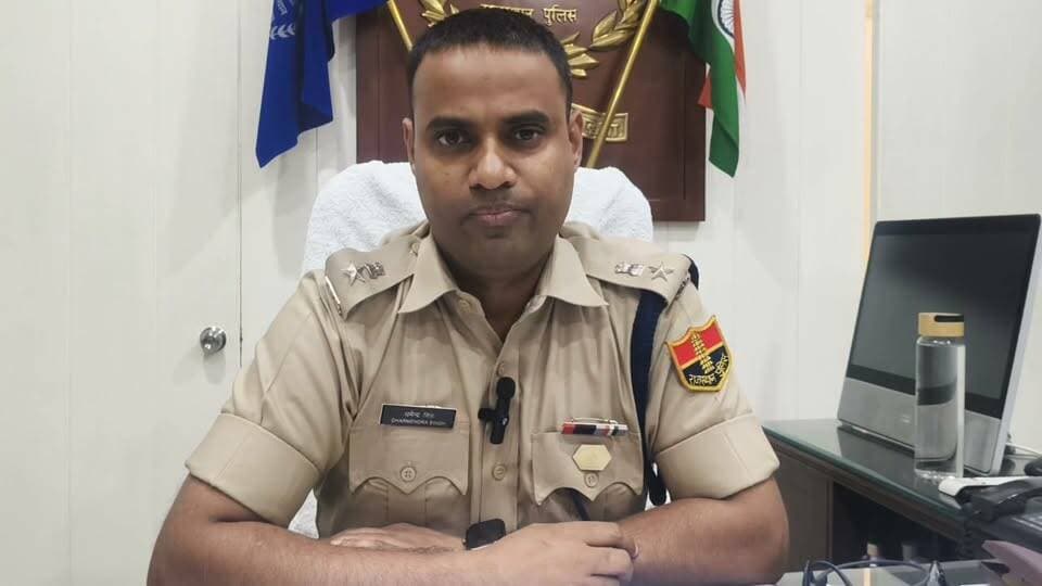 'शक्ति सुरक्षा अभियान' के तहत डिकॉय ऑपरेशन लगातार जारी, मनचलों के विरुद्ध कार्रवाई।
दैनिक वीरधरा राजस्थान।
चित्तौड़गढ़। पुलिस अधीक्षक धर्मेन्द्र सिंह यादव के निर्देशन में महिलाओं एवं बालिकाओं की सुरक्षा सुनिश्चित करने के लिए चलाए जा रहे शक्ति सुरक्षा अभियान के तहत चित्तौड़गढ़ पुलिस द्वारा डिकॉय ऑपरेशन लगातार जारी है। अभियान के तहत थाना कोतवाली चित्तौड़गढ़ एवं थाना चंदेरिया क्षेत्र में विभिन्न गरबा पंडालों एवं सार्वजनिक स्थलों पर कालिका यूनिट की महिला पुलिसकर्मियों द्वारा लगातार निगरानी एवं गश्त की जा रही है। इसी क्रम में कल एवं गुरूवार शाम को चलाए गए डिकॉय ऑपरेशन के दौरान विभिन्न स्थानों पर निगरानी रखते हुए मनचलों के विरुद्ध तथा अभद्र टिप्पणियां करने एवं स्टंट करने वाले युवकों के विरुद्ध कार्रवाई की गई।
कार्रवाई का विवरण:
भारत बाग के बाहर कार्रवाई:
भारत बाग के बाहर बुलेट मोटरसाइकिल सवार दो युवक तेज गति से मोटरसाइकिल चलाकर स्टंट करते हुए तथा लड़कियों पर अभद्र टिप्पणियां करते हुए पाए गए। कालिका यूनिट द्वारा दो युवकों को डिटेन किया गया।
श्रीनाथ गार्डन गरबा स्थल पर कार्रवाई:
मेवाड़ महोत्सव समिति, श्रीनाथ गार्डन, सेतु मार्ग पर डिकॉय ऑपरेशन के दौरान पांच युवकों को डिटेन किया गया
जिला पुलिस अधीक्षक ने धर्मेन्द्र सिंह ने कहा कि महिलाओं एवं बालिकाओं की सुरक्षा के लिए लगातार निगरानी एवं गश्त की जा रही है। गरबा पंडालों एवं सार्वजनिक स्थलों पर अभद्र व्यवहार, छेड़छाड़, अशोभनीय टिप्पणियां करने तथा हुड़दंग करने वालों के विरुद्ध नियमानुसार कार्रवाई की जाएगी।