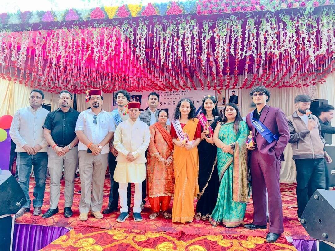 ABVP की ‘राइज एंड रिवेल’ फ्रेशर पार्टी में दिखा टैलेंट का जलवा, 300 छात्रों ने बिखेरा उत्साह
सब हेडिंग - मुख्य अतिथि पवन चौधरी ने नए छात्रों को दिया सफलता का मंत्र, मिस्टर-मिस फ्रेशर का हुआ चयन*
*पांवटा साहिब (सिरमौर), श्री गुरु गोबिंद सिंह जी राजकीय महाविद्यालय पांवटा साहिब में गुरुवार को अखिल भारतीय विद्यार्थी परिषद (ABVP) द्वारा फ्रेशर पार्टी ‘राइज रिवेल’ का भव्य आयोजन किया गया। नए विद्यार्थियों के स्वागत के लिए आयोजित इस कार्यक्रम में करीब 300 छात्र-छात्राओं ने भाग लेकर अपनी प्रतिभा का शानदार प्रदर्शन किया।
कार्यक्रम में बतौर मुख्य अतिथि पवन चौधरी ने शिरकत की, जबकि जगमोहन सूर्या विशिष्ट अतिथि के रूप में मौजूद रहे। कार्यक्रम का शुभारंभ दीप प्रज्ज्वलन के साथ हुआ, जिसके बाद छात्र-छात्राओं ने एक से बढ़कर एक रंगारंग सांस्कृतिक प्रस्तुतियां पेश कर समां बांध दिया। गीत-संगीत और नृत्य की प्रस्तुतियों पर पूरा सभागार तालियों से गूंज उठा।
फ्रेशर पार्टी का मुख्य आकर्षण मिस्टर फ्रेशर और मिस फ्रेशर प्रतियोगिता रही। विभिन्न राउंड में विद्यार्थियों ने आत्मविश्वास, व्यक्तित्व और प्रतिभा का प्रदर्शन किया, जिसके आधार पर विजेताओं का चयन किया गया।
मुख्य अतिथि पवन चौधरी ने अपने संबोधन में नए विद्यार्थियों को उज्ज्वल भविष्य की शुभकामनाएं देते हुए कहा कि कॉलेज जीवन जीवन का सबसे सुनहरा दौर है। उन्होंने छात्रों से पढ़ाई के साथ-साथ सामाजिक और सांस्कृतिक गतिविधियों में भी बढ़-चढ़कर भाग लेने का आह्वान किया।
ABVP इकाई ने बताया कि इस तरह के आयोजन का उद्देश्य नए विद्यार्थियों का महाविद्यालय परिवार में स्वागत करना और उन्हें कॉलेज के माहौल से जोड़ना है, ताकि वरिष्ठ और कनिष्ठ छात्रों के बीच बेहतर तालमेल और सौहार्द बन सके।