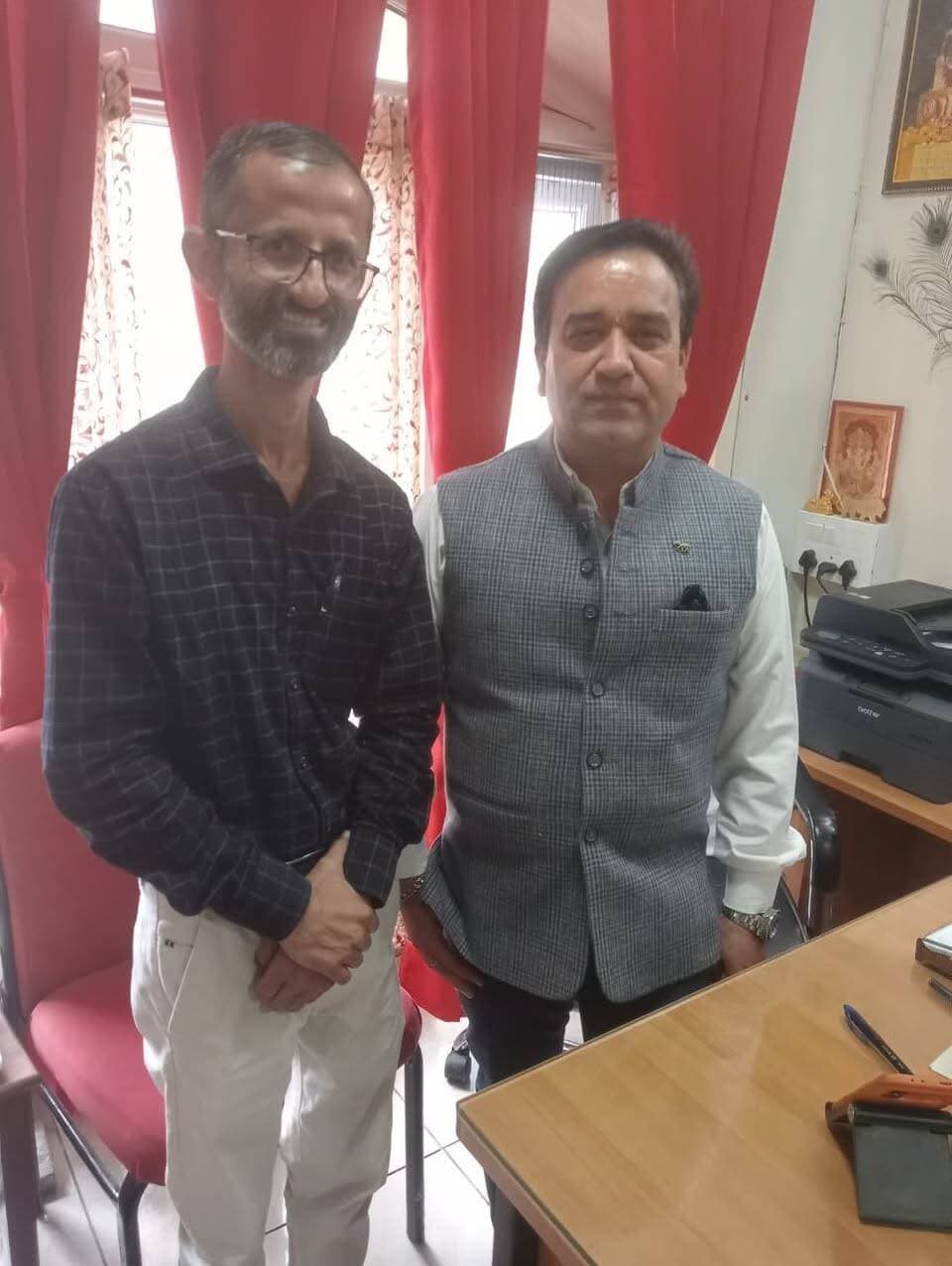 समाजसेवक संजय कंवर ने शिमला में उठाया दिव्यांग सोमदत्त की बंद पेंशन का मामला
हाथ-पैर न होने के कारण आधार कार्ड और KYC में आई बाधा, अंडर सचिव डॉ. गोपाल कृष्ण ने जल्द पेंशन बहाली का दिया आश्वासन
शिमला/सिरमौर। सिरमौर जिले की कोड़गा पंचायत के खनलोग गांव निवासी दिव्यांग सोमदत्त की बंद हुई पेंशन का मामला समाजसेवक संजय कंवर ने शिमला में उठाया। उन्होंने सामाजिक न्याय एवं अधिकारिता विभाग, हिमाचल प्रदेश के अंडर सचिव डॉ. गोपाल कृष्ण से मुलाकात कर उन्हें ज्ञापन सौंपा और सोमदत्त की समस्या से विस्तारपूर्वक अवगत करवाया।
संजय कंवर ने बताया कि सोमदत्त के हाथ-पैर न होने के कारण उनका आधार कार्ड नहीं बन पाया, जिसके चलते KYC प्रक्रिया पूरी नहीं हो सकी। इसी वजह से उनकी दिव्यांग पेंशन बंद हो गई। आर्थिक रूप से कमजोर और असहाय सोमदत्त के लिए पेंशन बंद होना गंभीर परेशानी का कारण बन गया है।
मामले को सुनने के बाद अंडर सचिव डॉ. गोपाल कृष्ण ने जल्द ही पेंशन बहाल करवाने का आश्वासन दिया। इससे सोमदत्त को राहत मिलने की उम्मीद जगी है।
समाजसेवक संजय कंवर ने डॉ. गोपाल कृष्ण का आभार व्यक्त करते हुए उम्मीद जताई कि विभाग जल्द कार्रवाई कर सोमदत्त की पेंशन बहाल करेगा, ताकि उन्हें आर्थिक सहायता मिल सके और किसी दिव्यांग व्यक्ति को तकनीकी प्रक्रिया के कारण अपने अधिकार से वंचित न रहना पड़े।