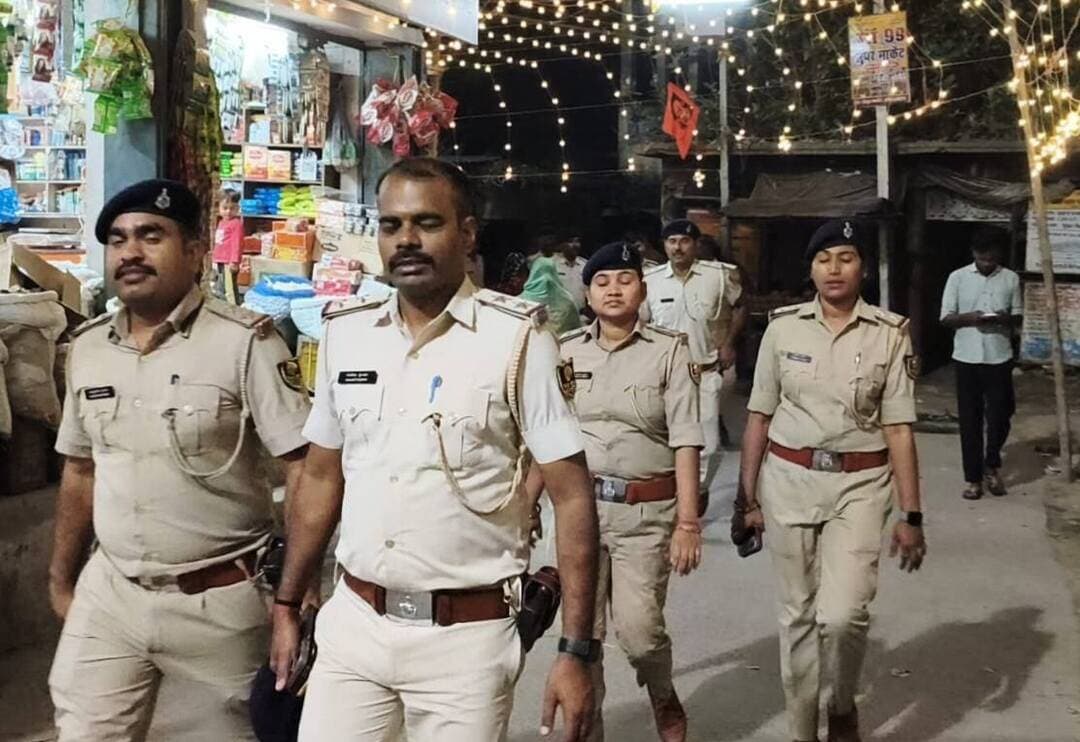 ब्रेकिंग न्यूज़: कोपा में दुर्गापूजा को लेकर पुलिस अलर्ट, थानाध्यक्ष के नेतृत्व में निकला फ्लैग मार्च
कोपा, सारण। दुर्गापूजा शांतिपूर्ण माहौल में संपन्न कराने को लेकर कोपा थानाध्यक्ष संजीत कुमार के नेतृत्व में भारी पुलिस बल ने फ्लैग मार्च निकाला। इस दौरान लोगों से शांति और सौहार्द बनाए रखने की अपील की गई।
थानाध्यक्ष संजीत कुमार ने बताया कि असामाजिक तत्वों और अफवाह फैलाने वालों पर पुलिस की विशेष नजर है। अशांति फैलाने वालों को किसी भी सूरत में बख्शा नहीं जाएगा।
फ्लैग मार्च में एसआई आशुतोष कुमार, जितेंद्र कुमार, डब्लू पासवान, पूर्णिमा कुमारी, कमलेश कुमार, मुकेश कुमार सहित भारी संख्या में पुलिस बल मौजूद रहा।