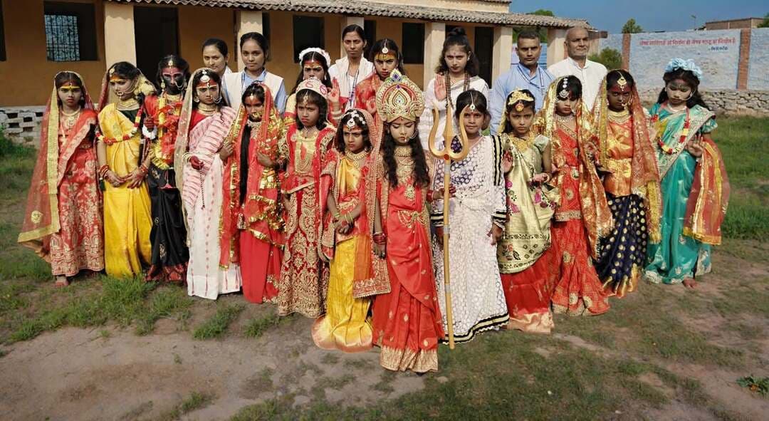 मांझी में रूप सज्जा प्रतियोगिता आयोजित, शीतल कुमारी प्रथम
मांझी। नवरात्रि के अवसर पर शुक्रवार को सरस्वती शिशु विद्या मंदिर, मांझी में रूप सज्जा प्रतियोगिता आयोजित की गई। प्रधानाचार्य रमेश कुमार यादव ने दीप प्रज्ज्वलित कर कार्यक्रम का उद्घाटन किया। प्रतियोगिता में बच्चों ने मां दुर्गा के विभिन्न स्वरूपों की आकर्षक झांकी प्रस्तुत की।
प्रतियोगिता में शीतल कुमारी ने प्रथम, पिंकी कुमारी ने द्वितीय तथा साक्षी कुमारी, अनुष्का कुमारी, अंशिका कुमारी और सौम्या कुमारी ने तृतीय स्थान प्राप्त किया। सभी प्रतिभागियों को पुरस्कृत किया गया।
प्रधानाचार्य ने कहा कि ऐसे आयोजन बच्चों को अपनी संस्कृति और परंपराओं से जोड़ने में महत्वपूर्ण भूमिका निभाते हैं। कार्यक्रम में विद्यालय के आचार्यगण, छात्र-छात्राएं और अभिभावक उपस्थित थे। आयोजन की सफलता में विद्यालय के सभी आचार्यों का योगदान रहा।