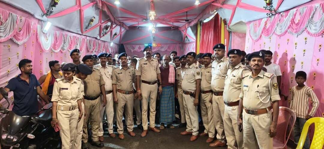 #नालंदा - दुर्गा पूजा को लेकर वेना थाना क्षेत्र में पुलिस का फ्लैग मार्च,
उपद्रवियों को सख्त चेतावनी
वेना बाजार समेत कई गांवों में निकाला गया मार्च, शांतिपूर्ण माहौल में पूजा मनाने की अपील
नालंदा से संवाददाता राकेश कुमार
रहूई - दुर्गा पूजा के दौरान शांति व्यवस्था बनाए रखने और विधि-व्यवस्था को लेकर वेना थाना पुलिस अलर्ट है। इसी कड़ी में पुलिस ने शुक्रवार को थाना क्षेत्र के विभिन्न गांवों और बाजारों में पुलिस बल के साथ फ्लैग मार्च निकाला। इस दौरान पुलिस ने आम लोगों से दुर्गा पूजा शांतिपूर्ण और सौहार्दपूर्ण माहौल में मनाने की अपील की।
फ्लैग मार्च वेना बाजार, धमौली, दोसूत, कोरनावां, सिरनावां, सरथा, कचरा, चैनपुर समेत थाना क्षेत्र के विभिन्न इलाकों में निकाला गया। पुलिस अधिकारियों ने लोगों से अपील की कि पूजा और मेले के दौरान शांति बनाए रखें तथा किसी भी तरह की अफवाह पर ध्यान न दें।
हुड़दंग करने वालों पर होगी सख्त कार्रवाई
फ्लैग मार्च के दौरान थाना अध्यक्ष दिनेश कुमार ने असामाजिक तत्वों को सख्त चेतावनी देते हुए कहा कि दुर्गा पूजा के दौरान शांति भंग करने, हुड़दंग मचाने या किसी तरह का व्यवधान उत्पन्न करने वालों के खिलाफ कानूनी प्रावधानों के तहत कड़ी कार्रवाई की जाएगी।
वेना थानाध्यक्ष ने स्पष्ट कहा कि मेले में हुड़दंग करने वालों को किसी भी सूरत में बर्दाश्त नहीं किया जाएगा। पुलिस की नजर पूरे क्षेत्र पर बनी हुई है। उन्होंने आम लोगों से प्रशासन का सहयोग करने और त्योहार को शांतिपूर्ण ढंग से संपन्न कराने में अपनी जिम्मेदारी निभाने की अपील की।
पुलिस ने स्पष्ट किया कि दुर्गा पूजा के दौरान शांति व्यवस्था बनाए रखने के लिए गश्त और निगरानी जारी रहेगी, ताकि श्रद्धालु बिना किसी परेशानी के पूजा-अर्चना कर सकें।