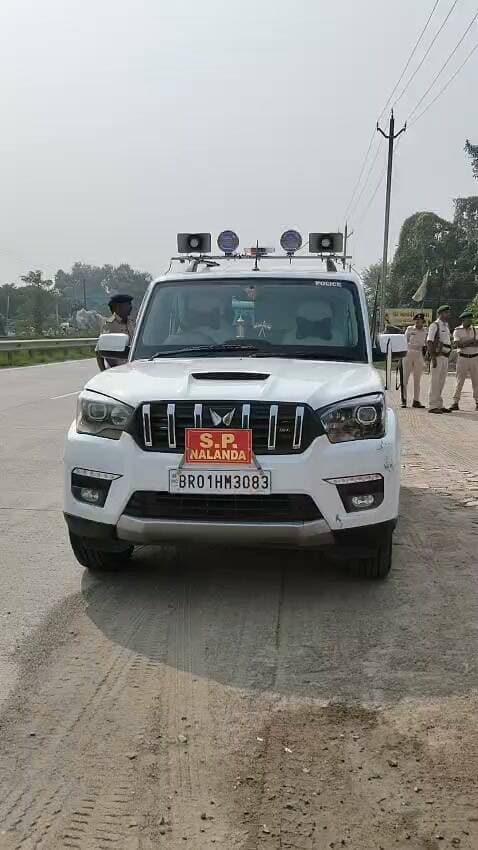 *नालन्दा:- मद्यनिषेध के सिपाही अजीत कुमार की मौत का सनसनीखेज हुआ खुलासा, महिला दारोगा पुष्पा कुमारी ने सिपाही को मारी थी गोली. महिला दरोगा समेत पांच सिपाही हुआ गिरफ्तार.तस्करों की फायरिंग की कहानी पर उठे सवाल, जांच में टीम के होमगार्ड जवान की राइफल से गोली चलने की बात आई सामने। एसपी ने प्रेस वार्ता कर घटना की थी जानकारी*
