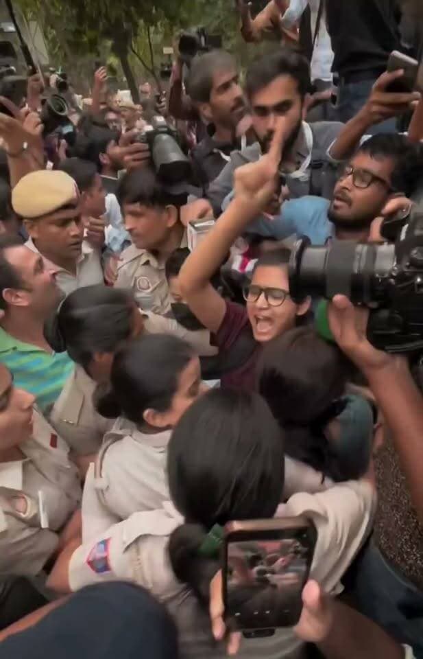 बड़ी खबर 🚨
- अभिजीत दीपके के बाद अब दिल्ली पुलिस ने नेहा बोरा को भी डिटेन कर लिया है
- वो मंडी हाउस पर आंदोलन करने पहुंचीं थीं...!!