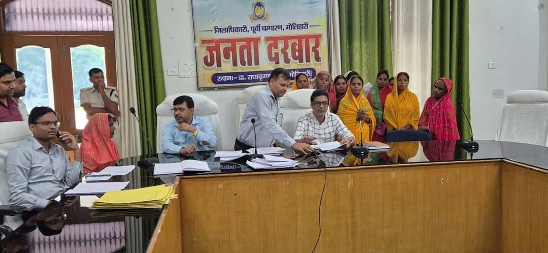 जनता के दरबार में जिला प्रशासन कार्यक्रम अंतर्गत कुल 140 आवेदन प्राप्त हुए
आज दिनांक 16.10.2026 को पूर्वी चंपारण समाहरणालय मोतिहारी स्थित डॉ राधाकृष्णन सभागार में आयोजित कार्यक्रम जनता के दरबार में जिला प्रशासन में जिले के विभिन्न अंचलों से आए 140 आवेदनकर्ताओं की समस्याओं पर जिलाधिकारी के निर्देश पर अपर समाहर्ता लोक शिकायत श्री शैलेंद्र कुमार भारती की अध्यक्षता में जिला स्तरीय पदाधिकारीगण ने सुनवाई की। जिला के सभी अंचलों के अंचल अधिकारी जनता दरबार कार्यक्रम से सीधे वीडियो कॉन्फ्रेंसिंग के माध्यम से जुड़े हुए थे।
जनता दरबार से ही अपर समाहर्त्ता के द्वारा संबंधित विभागीय पदाधिकारी को प्राप्त शिकायतों के समाधान का निर्देश दिया गया।
एडीएम ने कहा कि आज जो आवेदन प्राप्त हुए हैं उस पर संबंधित पदाधिकारी के स्तर से करवाई कराते हुए समस्या का विधिसम्मत निदान शीघ्र किया जाएगा ।
आज भूमि विवाद, अतिक्रमण वाद, राजस्व विभाग से संबंधित आवेदन प्राप्त हुए जिसके शीघ्र निष्पादन हेतु संबंधित पदाधिकारी को आवश्यक दिशा निर्देश के साथ भेज देने का निर्देश प्रभारी पदाधिकारी जिला जन शिकायत कोषांग को दिया गया।
जनता के दरबार में एडीएम विभागीय जांच मो. सिबगतुल्लाह, वरीय उप समाहर्ता सहित अन्य पदाधिकारी उपस्थित थे।
Information & Public Relations Department, Government of Bihar