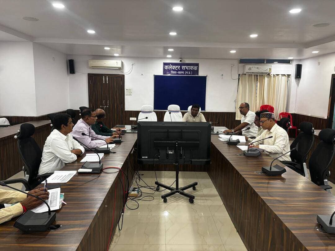 राजनीतिक दलों के प्रतिनिधियों की बैठक संपन्न
----
सतना 16 अक्टूबर 2026/मुख्य निर्वाचन पदाधिकारी, मध्यप्रदेश भोपाल के निर्देशानुसार #सतना जिले में पात्र मतदाताओं के नाम मतदाता सूची में शामिल करने के लिए अक्टूबर माह में विशेष अभियान चलाया जा रहा है। अभियान के अंतर्गत 28 सितंबर से 15 अक्टूबर 2026 तक कुल 17 हजार 688 फार्म-6 प्राप्त हुए हैं। इनमें 18 से 19 वर्ष आयु वर्ग के युवा मतदाताओं के 7 हजार 718 आवेदन शामिल हैं। इस संबंध में गुरूवार को डिप्टी कलेक्टर श्री एलआर जांगडे की अध्यक्षता में मान्यता प्राप्त राजनीतिक दलों के प्रतिनिधियों की आयोजित बैठक में यह जानकारी दी गई। बैठक में निर्वाचन पर्यवेक्षक श्री द्वारकेन्द्र प्रताप सिंह एवं श्री के.बी. त्रिपाठी सहित विभिन्न राजनीतिक दलों के प्रतिनिधि उपस्थित रहे।
बैठक में बताया गया कि भारत निर्वाचन आयोग के निर्देशानुसार 18-19 वर्ष आयु वर्ग के युवा मतदाताओं, छूटे हुए पात्र मतदाताओं तथा 1 जनवरी 2027 को 18 वर्ष की आयु पूर्ण करने वाले भावी मतदाताओं के नाम मतदाता सूची में शामिल करने के लिए विशेष प्रयास किए जा रहे हैं। जिले के प्रत्येक मतदान केंद्र पर 7, 8 एवं 9 अक्टूबर 2026 को विशेष शिविर आयोजित किए गए। इन शिविरों में नाम जोड़ने के लिए कुल 7,602 फार्म-6 प्राप्त हुए। इनमें 18 से 19 वर्ष आयु वर्ग के युवा मतदाताओं के 3,620 आवेदन शामिल हैं। अभियान के माध्यम से नए मतदाताओं को मतदाता सूची में पंजीकृत करने तथा छूटे हुए पात्र नागरिकों को मतदान प्रक्रिया से जोड़ने पर विशेष जोर दिया जा रहा है। बैठक में विशेष गहन पुनरीक्षण (एसआईआर) से संबंधित आंकड़ों की जानकारी भी दी गई। प्रस्तुत विवरण के अनुसार 4 नवंबर 2025 की स्थिति में जिले में कुल 12 लाख 19 हजार 494 मतदाता दर्ज थे। एसआईआर के दौरान 58 हजार 812 मतदाता एएसडीआर श्रेणी में चिह्नित किए गए। इसके बाद 23 दिसंबर 2025 को प्रारूप मतदाता सूची का प्रकाशन किया गया तथा 21 फरवरी 2026 को अंतिम मतदाता सूची प्रकाशित की गई। अंतिम प्रकाशन के समय जिले में कुल 11 लाख 83 हजार 382 मतदाता दर्ज थे। 15 अक्टूबर 2026 की स्थिति में जिले में कुल मतदाताओं की संख्या बढ़कर 11 लाख 91 हजार 081 हो गई है।
बैठक में मान्यता प्राप्त राजनीतिक दलों के प्रतिनिधियों से अपील की गई कि वे अपने बूथ लेवल एजेंट (बीएलए) के माध्यम से बूथ लेवल अधिकारियों (बीएलओ) को सहयोग प्रदान करें, ताकि मतदाता सूची में छूटे हुए सभी पात्र नागरिकों के नाम शामिल किए जा सकें। विशेष रूप से युवा एवं भावी मतदाताओं का पंजीयन सुनिश्चित करने पर जोर दिया गया। बैठक में भाजपा के विनोद अग्रवाल, कांग्रेस के दुर्गेश चौरसिया, साबिर खान, आम आदमी पार्टी के डॉ. अमित सिंह तथा बहुजन समाज पार्टी के डॉ. लखन लाल साहू उपस्थित रहे।
Chief Electoral Officer Madhya Pradesh
#JansamparkMP