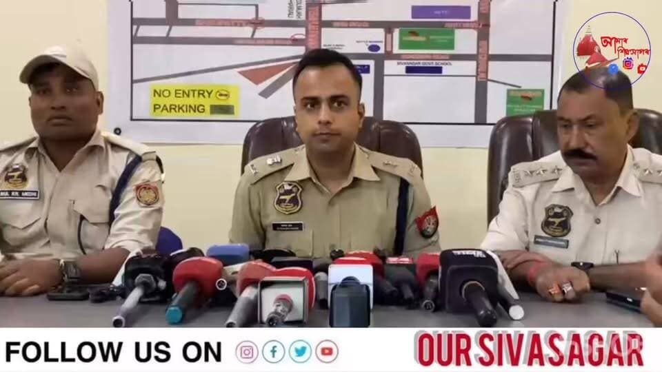 শাৰদীয় দুৰ্গোৎসৱক আদৰিবলৈ সাজু হৈছে ৰাজ্যবাসী । আজি ষষ্ঠীৰ বেদীত প্ৰতিষ্ঠা কৰা হ'ব দেৱী দুৰ্গাক । সাজু হৈছে প্ৰতিখন পূজা সমিতি । শিৱসাগৰ জিলাত অনুষ্ঠিত পূজাৰ বাবে কি দৰে প্ৰস্তুতি চলাইছে শিৱসাগৰ জিলা প্ৰশাসনে,এই সন্দৰ্ভত জিলা প্ৰশাসনে জাৰি কৰিছে বিশেষ নিৰ্দেশনাৱলি।