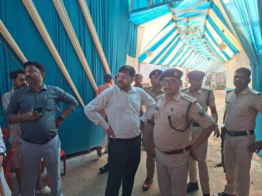 प्रेस विज्ञप्ति
कार्यालय अनुमंडल पदाधिकारी, हिलसा (नालंदा)
दुर्गापूजा–2026: हिलसा शहर के संवेदनशील क्षेत्रों में एसडीएम अमित कुमार पटेल एवं एसडीपीओ सुनील कुमार के नेतृत्व में प्रशासनिक व पुलिस बल का फ्लैग मार्च; शांति, सुरक्षा और सौहार्द बनाए रखने की अपील
हिलसा (नालंदा), 16 अक्टूबर 2026:
दुर्गापूजा एवं विजयादशमी पर्व के अवसर पर विधि-व्यवस्था को अक्षुण्ण रखने, असामाजिक तत्वों में प्रशासन का खौफ पैदा करने तथा आम नागरिकों व श्रद्धालुओं के बीच सुरक्षा की भावना सुदृढ़ करने के उद्देश्य से आज हिलसा शहर के विभिन्न संवेदनशील क्षेत्रों में एक वृहद संयुक्त फ्लैग मार्च निकाला गया।
फ्लैग मार्च का नेतृत्व संयुक्त रूप से अनुमंडल पदाधिकारी (एसडीएम) अमित कुमार पटेल एवं अनुमंडल पुलिस पदाधिकारी (एसडीपीओ हिलसा-1) सुनील कुमार ने किया। इस दौरान कार्यपालक पदाधिकारी (ईओ) नगर परिषद हिलसा, प्रखंड विकास पदाधिकारी (बीडीओ) हिलसा चंदन कुमार, अंचल अधिकारी (सीओ) हिलसा रूपम शर्मा, राजस्व अधिकारी (आरओ) हिलसा तथा थानाध्यक्ष हिलसा सहित भारी संख्या में हथियारबंद पुलिस बल, महिला पुलिस बल और त्वरित प्रतिक्रिया दल (क्यूआरटी) के जवान शामिल रहे।
फ्लैग मार्च का मार्ग एवं क्षेत्रीय भ्रमण:
यह फ्लैग मार्च हिलसा थाना परिसर से प्रारंभ होकर शहर के प्रमुख व्यावसायिक क्षेत्रों, भीड़-भाड़ वाले पूजा पंडाल मार्गों एवं संवेदनशील मोहल्लों से गुजरा:
* बिहारी मोड़
* काली स्थान
* दरगाह मोहल्ला
* कोइरी टोला
इन क्षेत्रों में पैदल गश्ती के दौरान प्रशासनिक पदाधिकारियों ने स्थानीय दुकानदारों, आम नागरिकों एवं पूजा समितियों के सदस्यों से सीधा संवाद स्थापित किया तथा उनसे निर्भीक होकर सौहार्दपूर्ण वातावरण में त्योहार मनाने की अपील की।
प्रशासनिक निर्देश एवं चेतावनी:
भड़काऊ तत्वों एवं मनचलों पर कड़ी निगरानी: एसडीएम अमित कुमार पटेल ने स्पष्ट किया कि पूजा के दौरान किसी भी प्रकार की अफवाह फैलाने, जबरन चंदा वसूलने या शांति भंग करने वालों पर सीधी कानूनी कार्रवाई की जाएगी। मेलों और पंडालों में महिलाओं की सुरक्षा हेतु सादे लिबास में पुलिस बल तैनात किया गया है।
बाइकर गैंग्स एवं तेज रफ्तार पर जीरो टॉलरेंस: एसडीपीओ सुनील कुमार ने चेतावनी दी कि तेज ध्वनि वाले साइलेंसर, बिना नंबर प्लेट और अनियंत्रित गति से बाइक चलाने वाले युवकों के विरुद्ध विशेष रोको-टोको अभियान चलाकर वाहन जब्ती व दंडात्मक कार्रवाई की जा रही है।
डी०जे० पर पूर्ण प्रतिबंध: किसी भी पंडाल, शोभायात्रा या विसर्जन जुलूस में डी०जे० का उपयोग 100% वर्जित रहेगा। निर्देश का उल्लंघन होने पर ध्वनि उपकरण एवं वाहन को तत्काल जब्त कर गैर-जमानती धाराओं में प्राथमिकी दर्ज की जाएगी।
22 अक्टूबर विसर्जन समय-सीमा: सभी आयोजकों को निर्देशित किया गया कि 23 अक्टूबर (शुक्रवार) को जुमा की नमाज के मद्देनजर हर हाल में 21 अक्टूबर की रात्रि अथवा 22 अक्टूबर की दोपहर तक प्रतिमा विसर्जन अनिवार्य रूप से संपन्न कर लें।
अनुमंडल प्रशासन ने आम नागरिकों से अपील की है कि किसी भी प्रकार की भ्रामक खबर पर ध्यान न दें
Samrat Choudhary
CMO Bihar
Information & Public Relations Department, Government of Bihar
Bihar Police