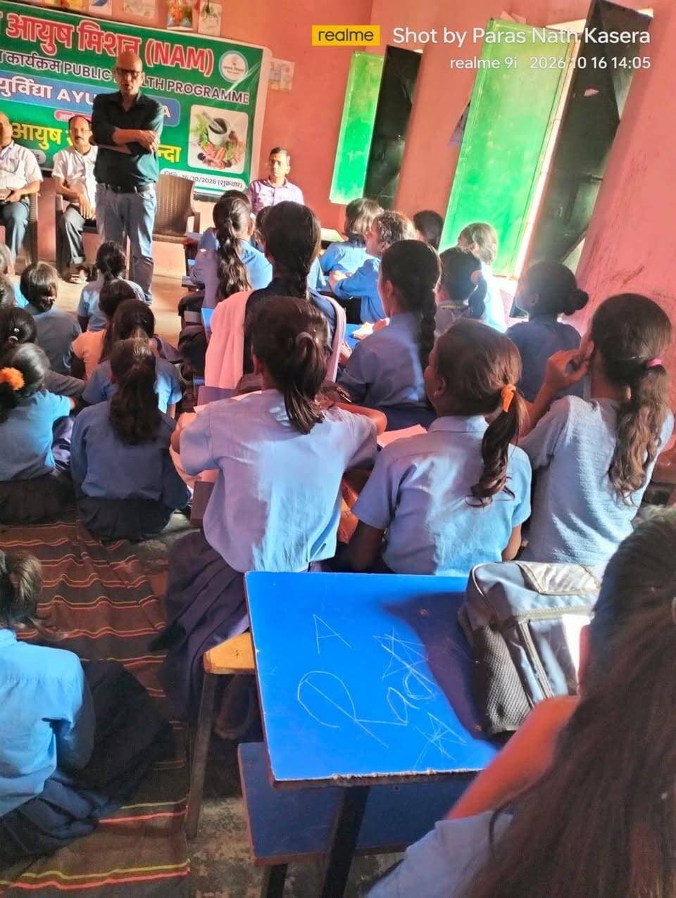 राष्ट्रीय आयुष मिशन अंतर्गत जिला आयुष समिति नालंदा के द्वारा आज दिनांक 16/10/2026 को आयुर्विद्या पब्लिक हेल्थ प्रोग्राम के माध्यम से जिला देशी चिकित्सा पदाधिकारी,नालंदा की अध्यक्षता में उच्च विद्यालय, बिंडिडीह एवं मध्य विद्यालय ,बिंडिडीह में आयुर्विद्या स्वास्थ्य कार्यक्रम का संचालन सफलतापूर्वक किया गया.
इस कार्यक्रम में दिनचर्या, ऋतुचर्या, रोगों का निदान, आहार, विहार, योग, प्राणायाम के बारे में सविस्तार बताया गया।इसमें आयुर्वेदिक होम्योपैथिक एवं यूनानी चिकित्सा पद्धति को अपनाने हेतु प्रोत्साहित किया गया। साथ ही योग का प्रशिक्षण भी प्रदान किया गया।
कार्यक्रम में विद्यालय के प्रधानाचार्य, शिक्षकगण, आयुष चिकित्सा पदाधिकारी ,कर्मचारी एवं समस्त छात्र-छात्राओं का सहयोग प्राप्त हुआ।
अंत में सधन्यवाद कार्यक्रम का समापन औषधीय पौधा वितरण एवं पौधारोपण के साथ संपन्न किया गया।
Samrat Choudhary
CMO Bihar
Information & Public Relations Department, Government of Bihar
Bihar Education Department
Bihar Health Department