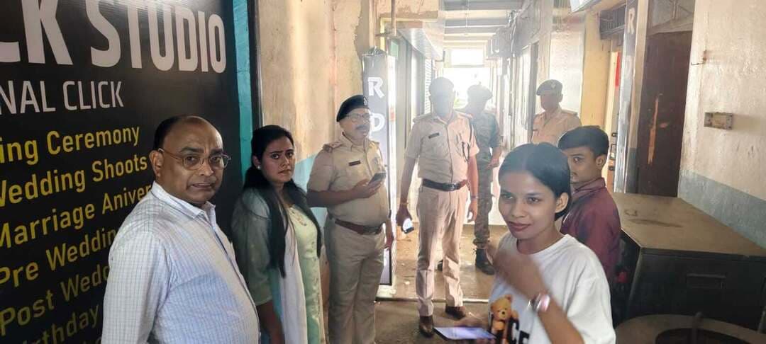⚠️ घरेलू गैस सिलेंडर के व्यावसायिक उपयोग पर होगी कार्रवाई
जिला पदाधिकारी श्री समीर सौरभ के निर्देश पर गोपालगंज जिले के नगर निकाय क्षेत्रों में घरेलू गैस सिलेंडरों के व्यावसायिक उपयोग पर रोक लगाने के लिए जांच दलों का गठन किया गया है।
अनुमंडल पदाधिकारी डॉ. प्रेरणा सिंह एवं संबंधित पदाधिकारियों ने नगर परिषद गोपालगंज में प्रमुख व्यावसायिक प्रतिष्ठानों की जांच की। होटल, रेस्टोरेंट, फुटपाथी दुकानों एवं अन्य प्रतिष्ठानों में सघन छापेमारी की जाएगी। नियमों का उल्लंघन पाए जाने पर दोषियों के विरुद्ध विधि-सम्मत कार्रवाई होगी।
#Gopalganj #GasSafety #PublicSafety #SamratChoudhary #InformationAndPublicRelationsDepartment