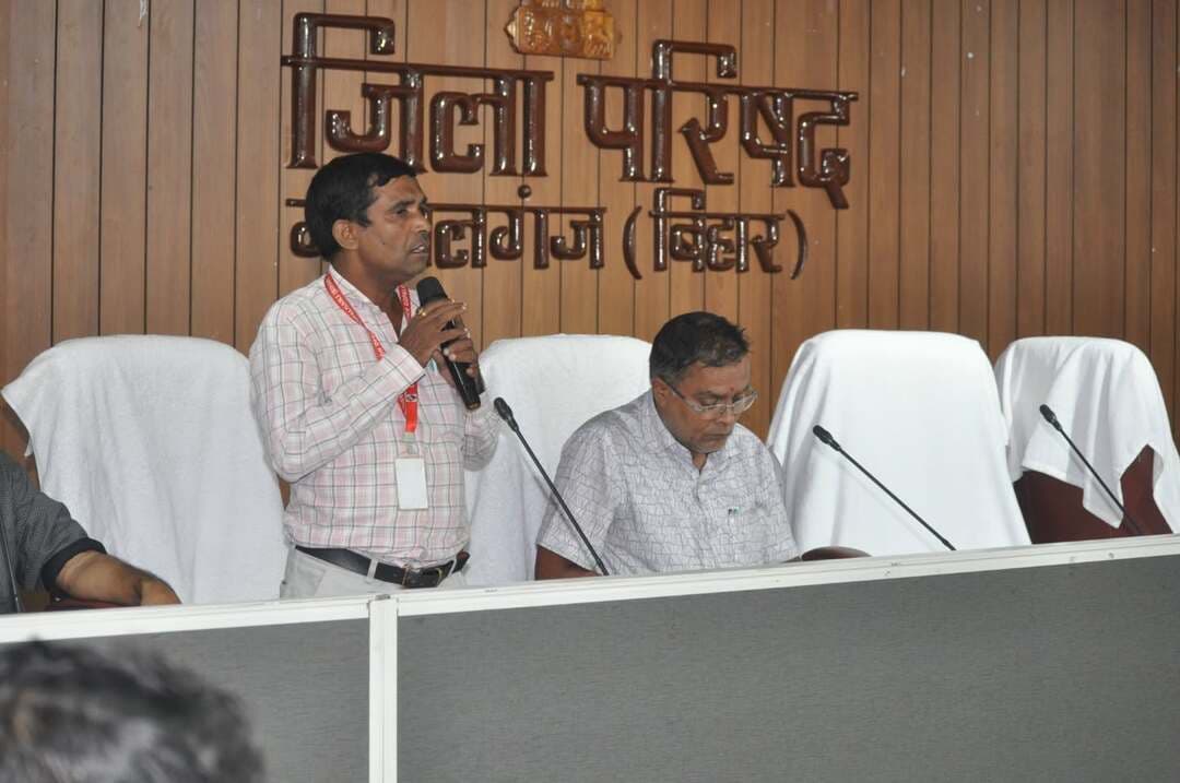 🗳️ सारण शिक्षक निर्वाचन के लिए मतदान दलों का प्रशिक्षण आयोजित
सारण शिक्षक निर्वाचन क्षेत्र के निर्वाचन के सफल संचालन को लेकर जिला परिषद सभागार, गोपालगंज में मतदान दल के पदाधिकारियों एवं माइक्रो ऑब्जर्वर का प्रशिक्षण आयोजित किया गया।
प्रशिक्षण में मतदान प्रक्रिया, पदाधिकारियों के दायित्व, आवश्यक प्रपत्रों को भरने, मतदान प्रतिशत दर्ज करने तथा बैलेट बॉक्स को सुरक्षित बज्रगृह तक पहुंचाने की जानकारी दी गई। मतदान केंद्रों पर न्यूनतम आवश्यक सुविधाएं, बैठने की व्यवस्था एवं मतदान की गोपनीयता बनाए रखने पर भी जोर दिया गया।
#ceo #eci #SaranTeacherElection #SamratChoudhary #InformationAndPublicRelationsDepartment