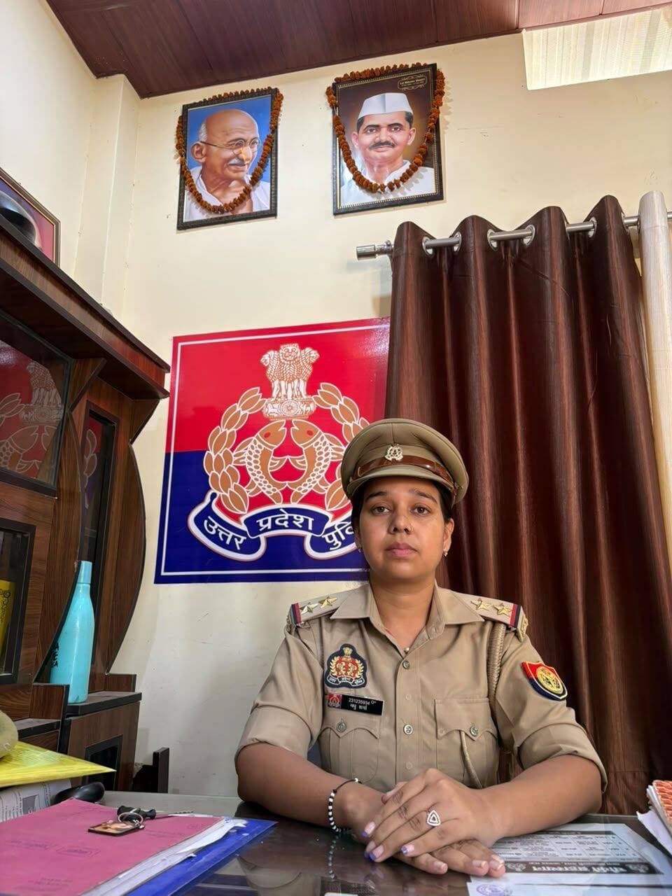 मऊ की पहली महिला चौकी इंचार्ज बनी सब इंस्पेक्टर मधु शर्मा
ब्रह्मस्थान पुलिस चौकी पर हुई तैनाती, 2023बैच की दरोगा है मधु
*<nis:link nis:type=tag nis:id=maupolice nis:value=maupolice nis:enabled=true nis:link/> <nis:link nis:type=tag nis:id=police nis:value=police nis:enabled=true nis:link/>