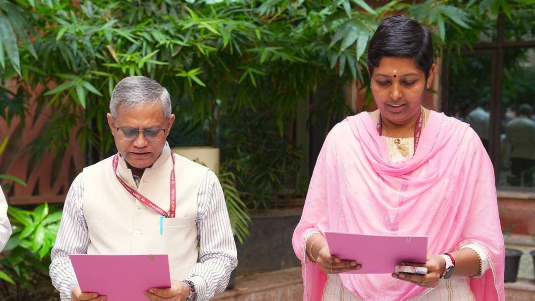 The Ministry of Ayush is observing Swachhta Pakhwada from 16th to 31st October 2026, promoting cleanliness, hygiene, environmental awareness and public health. The Pakhwada commenced with the administration of the Swachhta Shapath (Cleanliness Pledge) by Ms. Alarmelmangai D., Joint Secretary (Administration), and Shri Satyajit Paul, Deputy Director General (DDG), Ministry of Ayush, along with senior officials and employees of the Ministry.
A series of activities has been planned throughout the fortnight to encourage cleanliness and environmental responsibility in the workplace. These include a plastic-free office campaign, inspection and ranking of sections based on cleanliness, drawing competitions, and a Swachhata Run.
#SwachhtaPakhwada #SwachhBharat #MinistryOfAyush #SwachhtaShapath #Cleanliness
@mppratapraojadhao @mib_india @pibindia @ddnews_official @airnewsalerts