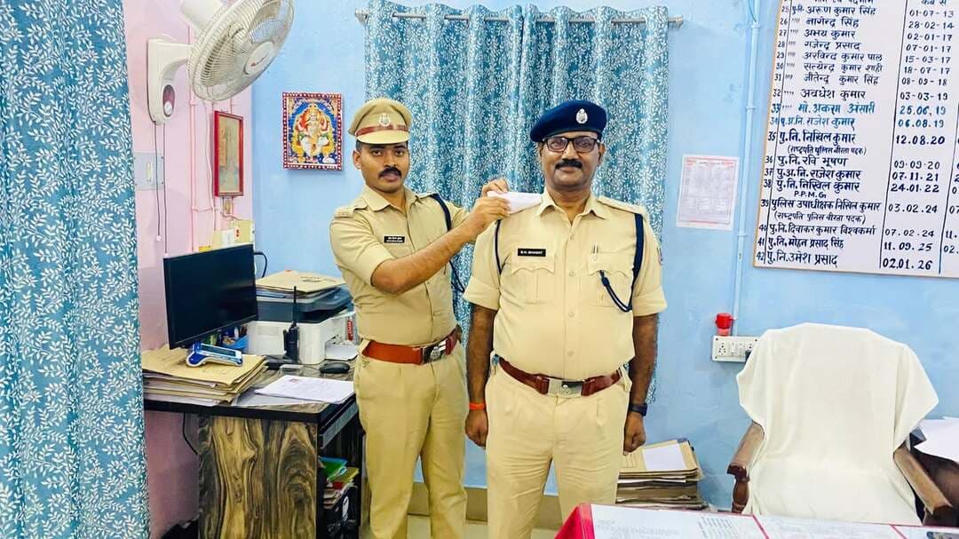 पुलिस निरीक्षक विश्वनाथ भगत बने डीएसपी, नगर थाना में आयोजित हुआ पिपिंग समारोह
जहानाबाद : नगर थाना परिसर में शुक्रवार को पुलिस निरीक्षक से पुलिस उपाधीक्षक (मूल कोटि) के पद पर पदोन्नत विश्वनाथ भगत के सम्मान में पिपिंग समारोह आयोजित किया गया। इस दौरान पुलिस अधीक्षक कोटा किरण कुमार ने उन्हें स्टार पहनाकर पदोन्नति की बधाई दी और उनके उज्ज्वल भविष्य की कामना की।
पुलिस अधीक्षक ने विश्वास जताया कि विश्वनाथ भगत नई जिम्मेदारी का निर्वहन पूरी निष्ठा, अनुशासन और समर्पण के साथ करेंगे। उन्होंने कहा कि पुलिस सेवा में पदोन्नति के साथ जिम्मेदारियां भी बढ़ती हैं। उम्मीद है कि वे अपने कर्तव्यों का पालन करते हुए पुलिस विभाग की कार्यप्रणाली को और बेहतर बनाने में योगदान देंगे। समारोह के दौरान पुलिसकर्मियों ने भी उन्हें शुभकामनाएं दीं।