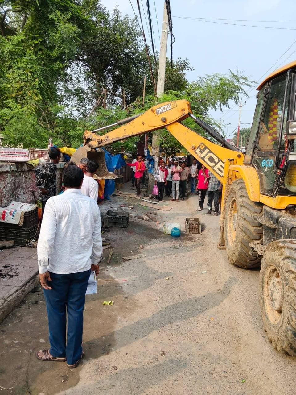 दुर्गा पूजा से पहले अतिक्रमण पर प्रशासन सख्त, अरवल मोड़ से काको मोड़ तक चला अभियान
सड़क और फुटपाथ पर सामान रखने वालों को चेतावनी, दोबारा अतिक्रमण करने पर होगी कार्रवाई
जहानाबाद : दुर्गा पूजा के दौरान श्रद्धालुओं और आम लोगों को आवागमन में परेशानी न हो, इसके लिए जिला प्रशासन ने अतिक्रमण के खिलाफ अभियान तेज कर दिया है। जिलाधिकारी छिरिङ वाई भूटिया के निर्देश पर शुक्रवार को नगर परिषद की टीम ने अरवल मोड़ से काको मोड़ तक अतिक्रमण हटाओ अभियान चलाया।
अभियान के दौरान सड़क किनारे रखे गए सामान और आवागमन में बाधा डालने वाली वस्तुओं को हटाया गया। दुकानदारों और फुटपाथ पर दुकान लगाने वालों को सड़क तथा सार्वजनिक रास्तों पर सामान नहीं रखने की सख्त चेतावनी दी गई। उन्हें निर्धारित सीमा के भीतर ही दुकान संचालित करने का निर्देश दिया गया।
नगर परिषद के कार्यपालक पदाधिकारी ने बताया कि पूजा के दौरान बाजारों और प्रमुख चौक-चौराहों पर लोगों की भीड़ बढ़ जाती है। ऐसे में सड़क पर अतिक्रमण रहने से जाम की समस्या उत्पन्न होती है। इसे देखते हुए प्रमुख मार्गों को अतिक्रमणमुक्त रखने की कार्रवाई की जा रही है।
उन्होंने स्पष्ट किया कि सड़क और फुटपाथ पर दोबारा अतिक्रमण करने वालों के खिलाफ नियमानुसार कार्रवाई की जाएगी। दुर्गा पूजा तक अभियान जारी रहेगा। प्रशासन ने दुकानदारों और आम नागरिकों से शहर को व्यवस्थित रखने तथा श्रद्धालुओं के सुगम आवागमन में सहयोग करने की अपील की है।