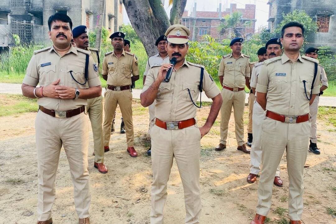 दुर्गा पूजा को लेकर पुलिस अलर्ट, संवेदनशील स्थलों पर रहेगी विशेष नजर,
जहानाबाद : आगामी दुर्गा पूजा पर्व को शांतिपूर्ण एवं सौहार्दपूर्ण माहौल में संपन्न कराने के लिए जिला पुलिस ने सुरक्षा तैयारियां तेज कर दी हैं। इसको लेकर शुक्रवार को पुलिस केंद्र में पुलिस अधीक्षक कोटा किरण कुमार ने पुलिस पदाधिकारियों एवं जवानों के साथ बैठक कर आवश्यक दिशा-निर्देश दिए।
एसपी ने संवेदनशील स्थलों पर विशेष सतर्कता बरतने और पर्याप्त पुलिस बल की तैनाती सुनिश्चित करने का निर्देश दिया। उन्होंने भीड़ नियंत्रण, यातायात व्यवस्था को सुचारु बनाए रखने तथा आम लोगों के साथ शालीन व्यवहार करने पर जोर दिया। साथ ही किसी भी आपात स्थिति से निपटने के लिए पुलिसकर्मियों को सतर्क रहने और विधिसम्मत तरीके से कार्रवाई करने का निर्देश दिया।
बैठक में अपर पुलिस अधीक्षक, पुलिस उपाधीक्षक (रक्षित), अनुमंडल पुलिस पदाधिकारी (सदर) सहित अन्य पुलिस पदाधिकारी उपस्थित थे। जिला पुलिस ने स्पष्ट किया कि दुर्गा पूजा के दौरान शांति, सुरक्षा और आपसी सौहार्द बनाए रखने के लिए सभी आवश्यक कदम उठाए जाएंगे।