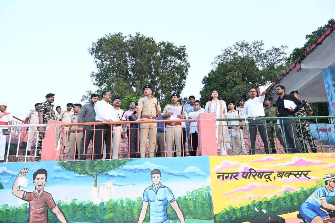 समाहरणालय, बक्सर
(जिला जन संपर्क कार्यालय)
प्रेस विज्ञप्ति:- दिनांक 16 अक्टूबर 2026
दशहरा पर्व के मद्देनजर जिला पदाधिकारी एवं पुलिस अधीक्षक के नेतृत्व में निकाला गया फ्लैग मार्च
आगामी पर्व के दौरान विधि-व्यवस्था संधारण, शांति एवं सौहार्दपूर्ण वातावरण बनाए रखने तथा आम नागरिकों में सुरक्षा की भावना सुदृढ़ करने के उद्देश्य से आज दिनांक 16 अक्टूबर 2026 को जिला पदाधिकारी बक्सर, श्रीमती साहिला एवं पुलिस अधीक्षक बक्सर, श्री शुभम आर्य के नेतृत्व में संयुक्त रूप से फ्लैग मार्च निकाला गया।
फ्लैग मार्च ज्योति चौक से लेकर खलासी मुहल्ला, सराय फाटक, हनुमान फाटक, यमुना चौक, ठठेरी बाजार, सत्यदेवगंज होते हुए पुलिस थाना तक निकाला गया।
फ्लैग मार्च के माध्यम से आम नागरिकों को शांतिपूर्ण एवं सौहार्दपूर्ण वातावरण में पर्व मनाने का संदेश दिया गया। इस दौरान प्रशासन एवं पुलिस की सक्रियता तथा सुरक्षा व्यवस्था के प्रति प्रतिबद्धता प्रदर्शित की गई।
जिला प्रशासन एवं पुलिस प्रशासन द्वारा पर्व के दौरान विधि-व्यवस्था बनाए रखने, असामाजिक तत्वों पर निगरानी रखने तथा किसी भी प्रकार की अप्रिय घटना को रोकने के लिए आवश्यक सतर्कता बरतने पर विशेष जोर दिया जा रहा है। संवेदनशील स्थलों पर विशेष निगरानी रखने तथा शांति व्यवस्था बनाए रखने हेतु संबंधित पदाधिकारियों एवं पुलिस बल को आवश्यक दिशा-निर्देश दिए जाने की प्रतिबद्धता व्यक्त की गई।
जिला पदाधिकारी एवं पुलिस अधीक्षक ने आमजनों से अपील की कि वे दशहरा पर्व को आपसी भाईचारे, प्रेम, सद्भाव एवं शांतिपूर्ण वातावरण में मनाएं। साथ ही, किसी भी प्रकार की अफवाह पर ध्यान न दें तथा भ्रामक सूचना या संदिग्ध गतिविधि की जानकारी तत्काल प्रशासन अथवा पुलिस को दें।
जिला प्रशासन, बक्सर द्वारा पर्व के दौरान जिले में शांति, सुरक्षा एवं विधि-व्यवस्था बनाए रखने के लिए सभी आवश्यक कदम उठाए जा रहे हैं।
फ्लैग मार्च के तत्पश्चात किला मैदान में होने वाले रावण वध के तैयारी के संबंध में निरीक्षण किया गया।
कार्यपालक पदाधिकारी नगर परिषद बक्सर को किला मैदान एवं उसके आस पास पर्याप्त साफ सफाई कराने का निर्देश दिया गया।
कार्यपालक अभियंता भवन प्रमंडल बक्सर को किला मैदान में मजबूत बैरिकेटिंग कराने का निर्देश दिया गया।
जिला जन संपर्क कार्यालय
बक्सर।
@top fans Information & Public Relations Department, Government of Bihar Buxar Administration Buxar Police CMO Bihar Samrat Choudhary जिला प्रशासन बक्सर #samrat4bjp #CMSamrat #IPRDBihar #IPRD_Bihar #BuxarNews #buxarcity #CMOBihar #samratchoudhary #bihar