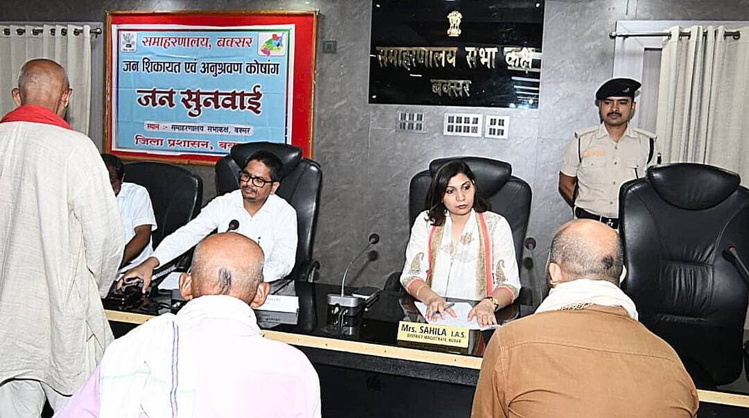 समाहरणालय, बक्सर
(जिला जन संपर्क कार्यालय)
प्रेस विज्ञप्ति:- दिनांक 16 अक्टूबर, 2026
जिला पदाधिकारी की अध्यक्षता में जन सुनवाई आयोजित, 105 आवेदनों पर त्वरित कार्रवाई के निर्देश
बक्सर, 16 अक्टूबर 2026 को जिला पदाधिकारी बक्सर श्रीमती साहिला की अध्यक्षता में आम जनता सुनवाई समाहरणालय परिसर स्थित सभाकक्ष में की गई।
जन सुनवाई के दौरान जिले के विभिन्न प्रखंडों से आए नागरिकों ने अपनी समस्याओं एवं शिकायतों को जिला पदाधिकारी के समक्ष प्रस्तुत किया।
जन सुनवाई में कुल 105 आवेदन प्राप्त हुए। जिनमें 40 आवेदन राजस्व विभाग, 40 आवेदन विकास से संबंधित तथा 25 आवेदन अन्य विभागों से संबंधित थे। जनसुनवाई के दौरान अनुमंडल पदाधिकारी, भूमि सुधार उप समाहर्ता सहित प्रखंड स्तरीय पदाधिकारी वीडियो कॉन्फ्रेंसिंग के माध्यम से जुड़े रहे।
जिला पदाधिकारी ने आम नागरिकों की समस्याओं एवं शिकायतों को गंभीरतापूर्वक और संवेदनशीलता के साथ सुना। उन्होंने संबंधित विभागीय पदाधिकारियों को प्राप्त आवेदनों की जांच करते हुए नियमानुसार आवश्यक कार्रवाई सुनिश्चित करने का निर्देश दिया। साथ ही, सभी मामलों का निष्पादन निर्धारित समय-सीमा के भीतर पारदर्शी एवं न्यायोचित तरीके से करने पर जोर दिया।
जिला पदाधिकारी ने स्पष्ट किया कि आम जनता की समस्याओं का समाधान जिला प्रशासन की प्राथमिकता है। उन्होंने संबंधित पदाधिकारियों को निर्देशित किया कि प्राप्त आवेदनों पर गंभीरता से कार्रवाई करते हुए शिकायतों का प्रभावी एवं समयबद्ध निस्तारण सुनिश्चित करें।
जिला प्रशासन बक्सर आम नागरिकों की समस्याओं के त्वरित समाधान, पारदर्शी प्रशासनिक व्यवस्था तथा जनसहभागिता को सुदृढ़ बनाने के लिए प्रतिबद्ध है।
जिला जन संपर्क कार्यालय
बक्सर।
@top fans Information & Public Relations Department, Government of Bihar CMO Bihar Samrat Choudhary Buxar Administration Buxar Police जिला प्रशासन बक्सर #samrat4bjp #CMSamrat #IPRDBihar #IPRD_Bihar #BuxarNews #buxarcity #CMOBihar #samratchoudhary #bihar