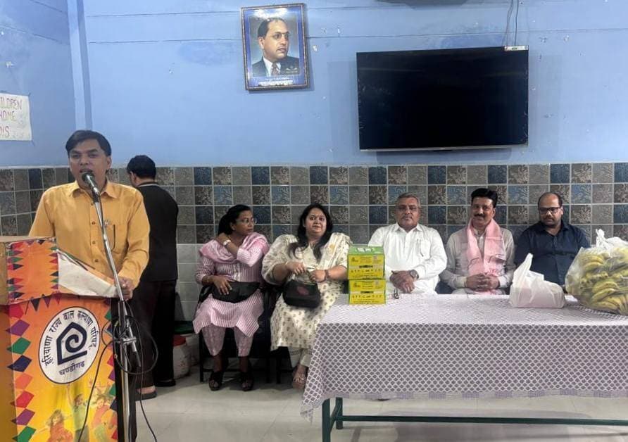 कलाम को सलाम
यमुनानगर, 15 अक्तूबर-भारत के पूर्व राष्ट्रपति और मिसाइल मैन डॉ. ए.पी.जे. अब्दुल कलाम की सबसे बड़ी विरासत कोई भौतिक धन-संपत्ति नहीं, बल्कि उनका ज्ञान, सादगी और शिक्षा के प्रति उनका दृष्टिकोण है। बाल कल्याण समिति के अध्यक्ष अशोक कुमार ने बताया एपीजे अब्दुल कलाम आजाद सिर्फ मिसाइल मैन ही नहीं थे एक बेहतरीन शिक्षक, कवि और बच्चों के प्रेरणा स्त्रोत भी थे।
उन्होंने बताया कि 9 अप्रैल 2003 को तत्कालीन राष्ट्रपति डॉ. ए.पी.जे. अब्दुल कलाम ने यमुनानगर के प्रतापनगर में स्थित हर्बल नेचर पार्क का उद्घाटन किया था इस दौरान डॉ. कलाम ने अपने हाथों से इस हर्बल पार्क में रुद्राक्ष का एक पौधा रोपा था, जो अब एक बड़े पेड़ का रूप ले चुका है और उस पर रुद्राक्ष भी लगते हैं।
उन्होंने बताया कि जिस कुर्सी पर तत्कालीन राष्ट्रपति डॉक्टर अब्दुल कलाम बैठे थे वह उसी दिन से विभाग द्वारा रिजर्व कर दी गई थी। जो कि आज भी हर्बल पार्क के रेस्ट हाउस भी सुरक्षित रखी हुई है। कुर्सी पर डॉक्टर अब्दुल कलाम के नाम की प्लेट भी लगी हुई है। कुर्सी को उनकी याद में रखा हुआ है। इस कुर्सी पर किसी को भी बैठने की अनुमति नहीं है।
उन्होंने टांगों में लगाए जाने वाले हल्के कैलिपर का विकास करने में निजाम इंस्टीट्यूट ऑफ मेडिकल साइंसेज, हैदराबाद के ऑर्थोपेडिक सर्जन डॉ. एल. नरेंद्र नाथ और डॉ. बी. एन. प्रसाद ने मुख्य रूप से सहयोग किया था। इस हल्के वजन के कैलिपर के कारण पोलियो से प्रभावित बच्चों और मरीजों को चलने-फिरने, दौड़ने और साइकिल चलाने में बहुत आसानी हुई। उन्हें भारी-भरकम लोहे और चमड़े के जूतों से मुक्ति मिल गई।
सदस्य शालिनी शर्मा मोनिका रानी, पूनम अग्रवाल ने बताया महिला एवं बाल विकास के मिशन वात्सल्य के तहत बाल देखरेख संस्थान में बच्चों को महापुरुषों की जीवन यात्रा से परिचय कराया जाता है देश भर के स्कूलों और कॉलेजों का दौरा करते थे, बच्चों से संवाद करते थे और उन्हें बड़े सपने देखने के लिए प्रेरित करते थे एक व्याख्यान देते हुए ही उनका निधन हुआ था, वे अंतिम सांस तक एक शिक्षक की भूमिका में रहे हर बच्चे को उनसे प्रेरणा लेनी चाहिए।