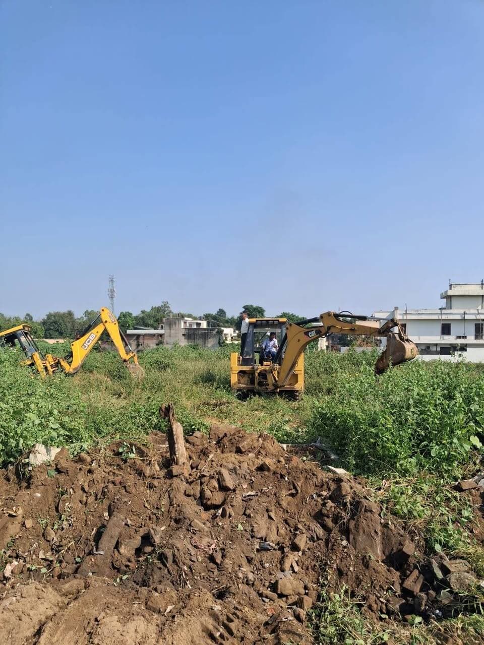 यमुनानगर, 16 अक्तूबर- जिला नगर योजनाकार राजेश कुमार ने बताया कि अर्बन एरिया यमुनानगर जगाधरी में पड़ने वाले राजस्व संपदा यमुनानगर, तहसील जगाधरी, जिला यमुनानगर में एक अनाधिकृत कालोनियां विकसित की जा रही थी। इन अवैध कालोनियों के विरूद्ध इस कार्यालय द्वारा जिला प्रशासन की सहायता से तोडऩे की कार्यवाही की गई है। उपायुक्त प्रीति के यमुनानगर के आदेशानुसार कार्यवाही के दौरान जिला नगर योजनाकार अपने स्टाफ सहित, अजीत सिंह एसडीओ यूएचबीवीएन जो कानून व्यवस्था बनाए रखने के लिए डयूटी मजिस्ट्रेट के तौर पर नियुक्त किए गए थे तथा थाना प्रबंधक, राज्य प्रवर्तन ब्यूरो, यमुनानगर अपने दल-बल सहित तोड़-फोड़ के दौरान मौके पर उपस्थित रहे। इस दौरान जिला नगर योजनाकार, यमुनानगर द्वारा इन अवैध कालोनियों जिनका क्षेत्रफल लगभग 2 एकड़ है, में बनी कच्ची सड़कों को तोड़ा गया।
जिला नगर योजनाकार, यमुनानगर द्वारा बताया गया है कि चूककर्ताओं को अर्बन एरिया एक्ट नम्बर 8 ऑफ 1975 के तहत नियमानुसार नोटिस जारी किये गए थे तथा चूककर्ताओं द्वारा विभागीय आदेशों की पालना नहीं की गई तथा भू-मालिकों आदि द्वारा अवैध कालोनी की स्थापना करने से पहले आवश्यक अनुमति नहीं लेने के कारण इस अवैध कालोनी / निर्माण पर तोड़-फोड़ की कार्यवाही की गई।
जिला उपायुक्त, यमुनानगर तथा जिला नगर योजनाकार अधिकारी द्वारा आमजन से अपील की है कि कोई भी व्यक्ति किसी अवैध कालोनी में कोई भी प्लाट आदि की खरीद फरोख्त न करें। यदि फिर भी कोई व्यक्ति अवैध कालोनी/निर्माण करता हुआ पाया गया तो उसके लिए वह स्वयं जिम्मेवार होगा तथा जिला प्रशासन द्वारा भविष्य में भी नियमानुसार कार्यवाही जारी रहेगी।
