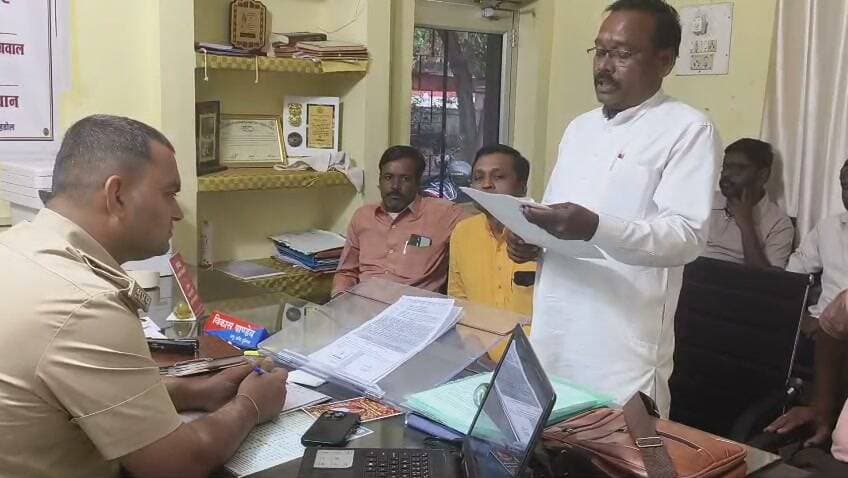 अपने ही सरकार के खिलाफ बुढ़ार के भाजपा मंडल अध्यक्ष ने खोला मोर्चा, अवैध कोयला, कबाड़ एवं रेत उत्खनन-परिवहन पर कार्रवाई की मांग
भाजपा मंडल बुढ़ार ने अनुविभागीय अधिकारी पुलिस धनपुरी को सौंपा ज्ञापन
बुढ़ार/धनपुरी, जिला शहडोल।
धनपुरी अनुविभाग के अंतर्गत आने वाले विभिन्न थाना क्षेत्रों में अवैध कोयला, कबाड़, रेत उत्खनन एवं परिवहन जैसी गतिविधियों पर प्रभावी कार्रवाई की मांग को लेकर भारतीय जनता पार्टी मंडल बुढ़ार द्वारा अनुविभागीय अधिकारी पुलिस, धनपुरी को ज्ञापन सौंपा गया।
ज्ञापन के माध्यम से भाजपा मंडल बुढ़ार ने पुलिस प्रशासन का ध्यान धनपुरी अनुविभाग के विभिन्न थाना क्षेत्रों में संचालित होने वाली अवैध गतिविधियों की ओर आकर्षित कराते हुए कहा कि अवैध कोयला, कबाड़ एवं रेत के उत्खनन तथा परिवहन पर प्रभावी रूप से रोक लगाने के लिए नियमित निगरानी एवं जांच अभियान चलाया जाना आवश्यक है।
भाजपा मंडल बुढ़ार द्वारा सौंपे गए ज्ञापन में मांग की गई कि अनुविभागीय अधिकारी पुलिस धनपुरी अपने कार्यक्षेत्र के अंतर्गत आने वाले सभी थाना क्षेत्रों में अवैध गतिविधियों की जानकारी लेकर संबंधित स्थानों पर जांच कराएं। यदि कहीं भी बिना वैध अनुमति अथवा नियमों का उल्लंघन करते हुए कोयला, कबाड़ या रेत का उत्खनन एवं परिवहन पाया जाता है तो संबंधित व्यक्तियों एवं वाहनों के विरुद्ध प्रचलित कानून एवं शासन के नियमों के अनुसार आवश्यक कार्रवाई की जाए।
अवैध परिवहन पर रखी जाए विशेष निगरानी
भाजपा मंडल बुढ़ार ने ज्ञापन में कहा कि अवैध गतिविधियों पर अंकुश लगाने के लिए थाना स्तर पर नियमित गश्त एवं निगरानी व्यवस्था को मजबूत किया जाना चाहिए। विशेष रूप से संदिग्ध वाहनों एवं रात के समय होने वाले परिवहन की जांच की जाए, ताकि नियमों का उल्लंघन करने वालों के विरुद्ध समय पर कार्रवाई हो सके।
ज्ञापन में रेत के अवैध उत्खनन एवं परिवहन के मामलों में संबंधित विभागों के साथ समन्वय बनाकर जांच करने की मांग भी की गई है। साथ ही कोयला एवं कबाड़ से संबंधित अवैध गतिविधियों पर भी पुलिस द्वारा गंभीरता से निगरानी रखने की बात कही गई है।
संबंधित विभागों के साथ समन्वय कर कार्रवाई की मांग
भाजपा मंडल बुढ़ार ने कहा कि अवैध उत्खनन एवं परिवहन पर प्रभावी नियंत्रण के लिए पुलिस के साथ खनिज, राजस्व एवं अन्य संबंधित विभागों को भी आपसी समन्वय के साथ कार्रवाई करनी चाहिए। आवश्यकता पड़ने पर संयुक्त जांच अभियान चलाकर नियमों का उल्लंघन करने वालों के विरुद्ध नियमानुसार कार्रवाई की जानी चाहिए।
ज्ञापन में यह भी मांग की गई कि यदि किसी क्षेत्र से अवैध उत्खनन या परिवहन की शिकायत प्राप्त होती है तो उसकी तत्काल जांच कर वास्तविक स्थिति सामने लाई जाए और शिकायत सही पाए जाने पर संबंधितों के विरुद्ध नियमानुसार कार्रवाई सुनिश्चित की जाए।
अवैध गतिविधियों को तत्काल बंद कराने की मांग
भाजपा मंडल बुढ़ार ने पुलिस प्रशासन से मांग की है कि धनपुरी अनुविभाग के अंतर्गत आने वाले विभिन्न थाना क्षेत्रों में अवैध कोयला, कबाड़, रेत उत्खनन एवं परिवहन जैसी गतिविधियों पर तत्काल प्रभाव से प्रभावी रोक लगाई जाए। साथ ही ऐसे मामलों में संलिप्त पाए जाने वाले व्यक्तियों एवं वाहनों पर नियमानुसार कार्रवाई की जाए, ताकि क्षेत्र में कानून-व्यवस्था बनी रहे और शासन के नियमों का पालन सुनिश्चित हो सके।
भाजपा मंडल बुढ़ार ने पुलिस प्रशासन से अपेक्षा व्यक्त की है कि ज्ञापन में उठाए गए विषयों को गंभीरता से लेते हुए संबंधित थाना क्षेत्रों में जांच एवं निगरानी बढ़ाई जाएगी तथा नियम विरुद्ध गतिविधियां पाए जाने पर नियमानुसार प्रभावी कार्रवाई की जाएगी।
ज्ञापन भाजपा मंडल बुढ़ार की ओर से अनुविभागीय अधिकारी पुलिस, धनपुरी को सौंपा गया।