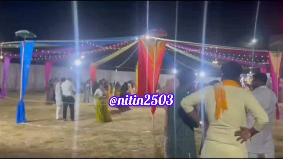 🚨 बैतूल के देवगांव में SD कॉलेज के गरबा आयोजन पर हंगामा! 🔥
📍 बजरंग दल के कार्यकर्ता पहुंचे, बंद कराया गया गरबा कार्यक्रम!
बैतूल जिले के देवगांव स्थित SD कॉलेज में गरबा आयोजन को लेकर गुरुवार रात विवाद की स्थिति बन गई। जानकारी के मुताबिक, रात करीब 9 बजे असामाजिक तत्वों की मौजूदगी की सूचना मिलने के बाद बजरंग दल बैतूल के कार्यकर्ता जिला संयोजक यश वर्मा के नेतृत्व में कॉलेज पहुंचे और गरबा आयोजन बंद करवा दिया।
⚠️ पहले भी हो चुकी है चाकूबाजी की घटना!
SD कॉलेज के पिछले वर्ष हुए एनुअल फंक्शन के दौरान चाकूबाजी की घटना भी सामने आई थी। ऐसे में गरबा आयोजन को लेकर हुए इस घटनाक्रम के बाद कॉलेज में सुरक्षा व्यवस्था पर फिर सवाल उठने लगे हैं।
❓ सबसे बड़ा सवाल: कॉलेज में होने वाले कार्यक्रमों में विद्यार्थियों की सुरक्षा के लिए पर्याप्त इंतजाम हैं या नहीं?
फिलहाल, मामले में कॉलेज प्रबंधन और पुलिस का आधिकारिक बयान सामने आना बाकी है। असामाजिक तत्वों की मौजूदगी से जुड़े दावों की स्वतंत्र पुष्टि भी नहीं हुई है।
📢 आपकी राय क्या है? कॉलेजों में ऐसे आयोजनों के दौरान सुरक्षा के लिए क्या कदम उठाए जाने चाहिए? कमेंट में बताएं।
🔴 खबर को ज्यादा से ज्यादा शेयर करें और स्थानीय अपडेट्स के लिए जुड़े रहें!
#Betul #Deogaon #SDCollege #BetulNews #MadhyaPradeshNews #GarbaEvent #BajrangDal #CollegeSecurity #StudentSafety #चाकूबाजी #गरबा_आयोजन #बैतूल_न्यूज #देवगांव #कॉलेज_सुरक्षा #BreakingNews #ViralNews #LocalNews