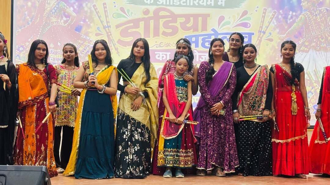 दुर्गा पूजा के अवसर पर छपरा में डांडिया एवं झिझिया कार्यक्रम का हुआ आयोजन
छपरा, 16 अक्टूबर 2026। जिला प्रशासन, सारण के निदेशानुसार कला एवं संस्कृति विभाग, सारण द्वारा दुर्गा पूजा के पावन अवसर पर आज दिनांक 16 अक्टूबर 2026 को अपराह्न 3:00 बजे श्री भिखारी ठाकुर प्रेक्षागृह-सह-आर्ट गैलरी, सारण, छपरा में डांडिया एवं झिझिया कार्यक्रम का आयोजन किया गया।
कार्यक्रम का उद्देश्य बिहार की समृद्ध लोक-संस्कृति, पारंपरिक कला एवं सांस्कृतिक विरासत को प्रोत्साहित करना तथा नई पीढ़ी को अपनी लोक परंपराओं से जोड़ना था। इस आयोजन के माध्यम से पारंपरिक लोक कलाओं के संरक्षण एवं संवर्धन के साथ सामाजिक सौहार्द, सांस्कृतिक एकता एवं आपसी सहभागिता को बढ़ावा दिया गया।