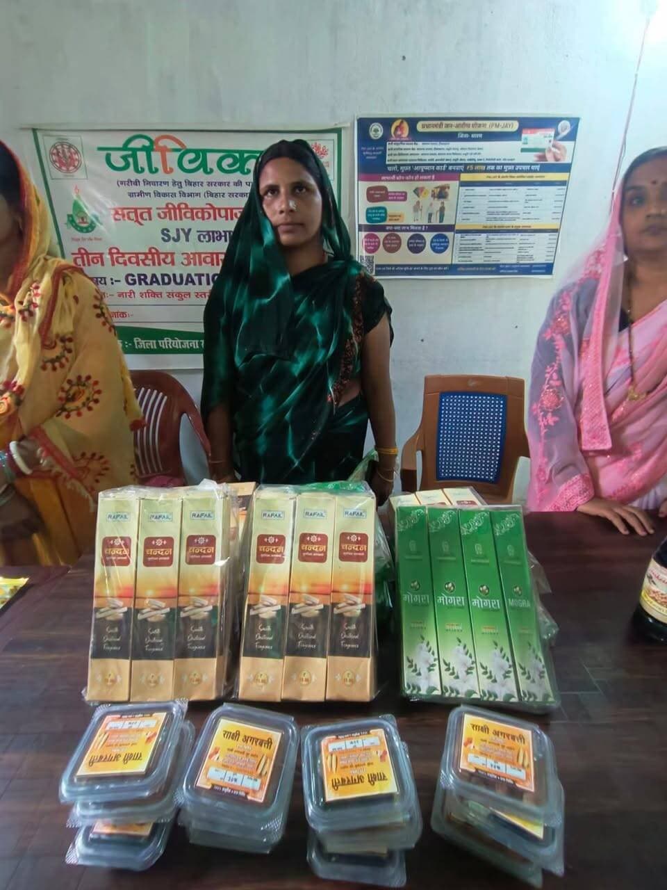 जिला प्रशासन और जीविका के संयुक्त तत्वावधान में 'वोकल फॉर लोकल' कार्यक्रम संपन्न, 64 संकुल संघों में दिखा आत्मनिर्भरता का जज्बा*
*छपरा (सारण)। 16 अक्टूबर 2026
* जिला प्रशासन और जीविका के संयुक्त तत्वावधान में सरकार के सेवा संकल्प अभियान के तहत आज सारण जिले के सभी 64 संकुल स्तरीय संघों में 'वोकल फॉर लोकल - मेरा उत्पाद, मेरी पहचान' कार्यक्रम का भव्य आयोजन किया गया।
कार्यक्रम में जीविका दीदियों ने अपनी कला, हुनर और उद्यमिता का शानदार प्रदर्शन कर आत्मनिर्भरता की मिसाल पेश की।
कार्यक्रम की शुरुआत प्रभात फेरी के साथ हुई। इसके बाद 'मेरा उत्पाद, मेरी पहचान' थीम पर बनाई गई आकर्षक रंगोली और मेहंदी प्रतियोगिता ने सभी का मन मोह लिया। दीदियों की रचनात्मकता और उत्साह देखते ही बन रहा था।
*स्वाद और स्वावलंबन की प्रदर्शनी*
संकुल स्तर पर लगाई गई प्रदर्शनी आकर्षण का मुख्य केंद्र रही। इसमें जीविका दीदियों द्वारा निर्मित सत्तू, अचार, पापड़, शुद्ध देशी घी, भूजा, मसाले, मोमबत्ती, स्वेटर, टोमेटो सॉस, बड़ी सहित दर्जनों शुद्ध एवं स्थानीय उत्पादों को प्रदर्शित किया गया। आगामी छठ महापर्व को देखते हुए विशेष रूप से तैयार किए गए अर्घ्य पात, सूप और टोकरी ने भी खूब ध्यान खींचा।
इस दौरान दीदियों ने अपनी प्रेरणादायक यात्रा भी साझा की। उन्होंने बताया कि कैसे जीविका ने उन्हें सामाजिक पहचान, कौशल प्रशिक्षण और आर्थिक संबल देकर एक गृहिणी से सफल उद्यमी बनाया है। कई दीदियों ने जीविका सामुदायिक निधि से, तो कई ने मुख्यमंत्री महिला रोजगार योजना और बैंक लोन के सहयोग से अपने व्यवसाय को नई ऊंचाई दी है.
*दिघवारा की ललिता देवी:* ललिता देवी अब सर्फ और अगरबत्ती का निर्माण कर रही हैं और अपने परिवार के साथ-साथ अन्य महिलाओं के लिए भी रोजगार का जरिया बनी हैं।
*अमनौर की सुनंदा देवी:* जलालपुर की सुनंदा देवी ने जीविका से ऋण लेकर पत्तल-ग्लास निर्माण का कार्य शुरू किया। उन्होंने कहा, "जीविका के ऋण ने मुझे रोजगार दिया। आज जिला प्रशासन के सहयोग से सरकारी मेलों और बाजारों में स्टॉल मिलता है, जिससे मेरा व्यवसाय लगातार बढ़ रहा है।"
इस अवसर पर जिला परियोजना प्रबंधक, सारण ने कहा, "यह कार्यक्रम जिला प्रशासन और जीविका के सशक्त समन्वय का जीवंत उदाहरण है। हमारा उद्देश्य है कि 'वोकल फॉर लोकल' सिर्फ एक नारा न रहे, बल्कि सारण की हर जीविका दीदी की पहचान बने। जब प्रशासन का मार्गदर्शन और दीदियों का परिश्रम एक साथ आता है, तभी आत्मनिर्भर बिहार का सपना साकार होता है। सारण की दीदियां अब उत्पादक हैं, उद्यमी हैं।"