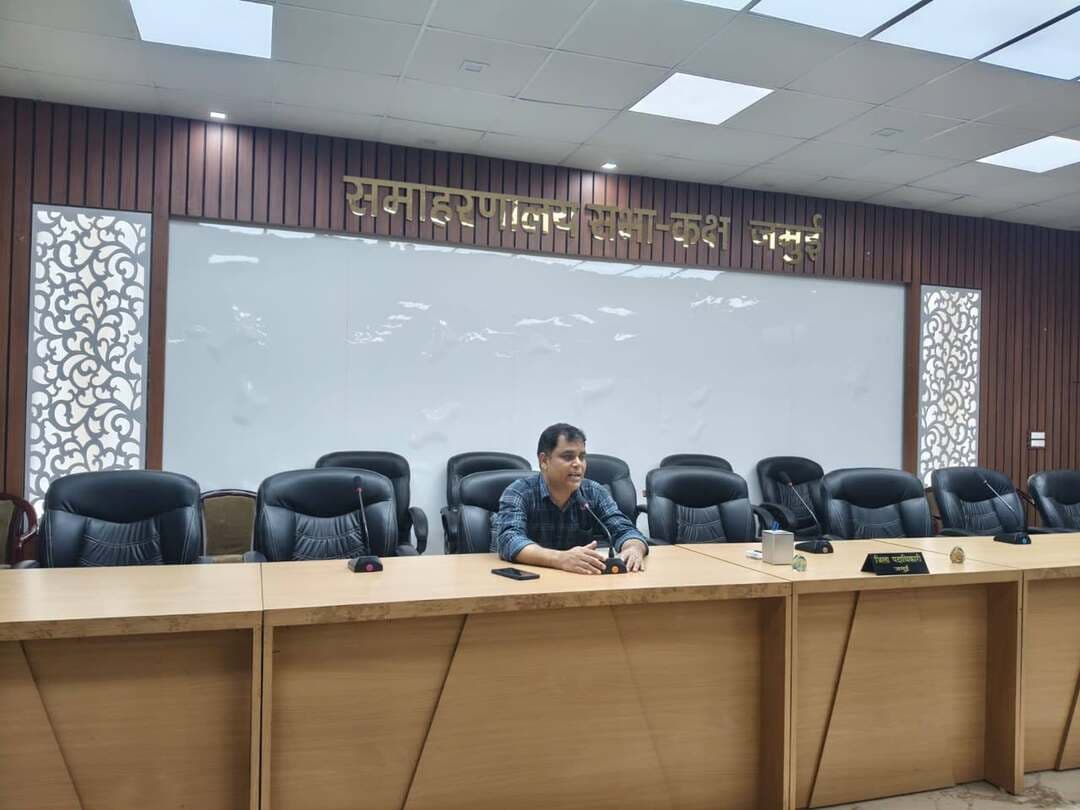 प्रेस विज्ञप्ति
जिला निर्वाचन कार्यालय, जमुई
दिनांक -16.10.2026
***********************
शीर्षक- *कोसी स्नातक निर्वाचन को लेकर राजनीतिक दलों के प्रतिनिधियों के साथ बैठक संपन्न*
°°°°°°°°°°°°°°°°°°°°°°°°°°°
भारत निर्वाचन आयोग तथा निर्वाचन विभाग बिहार पटना द्वारा बिहार विधान परिषद के कोसी स्नातक निर्वाचन क्षेत्र के द्विवार्षिक निर्वाचन-2026 के निमित्त जिला निर्वाचन पदाधिकारी सह जिला पदाधिकारी जमुई क़े निदेश क़े आलोक में उप निर्वाचन पदाधिकारी मोo नजरुल हक की अध्यक्षता में समाहरणालय अवस्थित संवाद कक्ष में सभी मान्यता प्राप्त राजनीतिक दलों के जिला अध्यक्ष व सचिव के साथ बैठक आयोजित की गई।
बैठक में निर्वाचन कार्यक्रम, आदर्श आचार संहिता, मतदान एवं मतगणना से संबंधित महत्वपूर्ण प्रावधानों की जानकारी दी गई।
बैठक में उप निर्वाचन पदाधिकारी द्वारा बताया गया कि नाम-निर्देशन की प्रक्रिया समाप्त हो गई है निर्वाचन लड़ने वाले अभ्यर्थियों की संख्या 15 है मतदान 23 अक्टूबर 2026 को प्रातः 8 बजे से अपराह्न 4 बजे तक तथा मतगणना 27 अक्टूबर 2026 को निर्धारित कार्यक्रम के अनुसार होगी।
उप निर्वाचन पदाधिकारी ने राजनीतिक दलों के प्रतिनिधियों को निर्वाचन आयोग द्वारा निर्धारित दिशा-निर्देशों एवं आदर्श आचार संहिता के प्रावधानों का अक्षरशः अनुपालन करते हुए निर्वाचन प्रक्रिया में सहयोग प्रदान करने की अपील की।
बैठक में यह भी बताया गया कि मतदान के पश्चात जिले के 142 से लेकर 150 तक कुल 9 मतदान केंद्रों की पोल्ड मतपेटिकाओं को मतदान समाप्ति के पश्चात मतदान दल एवं गश्ति दल दंडाधिकारी द्वारा सुरक्षित समाहरणालय जमुई लाया जाएगा तत्पश्चात समाहरणालय जमुई से उक्त सभी 9 मतदान केंद्रों की पोल्ड मतपेटिका को एक साथ पूर्णिया स्थित वज्रगृह पहुंचाने हेतु अधिग्रहित एक बड़ी बस में मतदान दल (पीठासीन अधिकारी, प्रथम मतदान अधिकारी, माइक्रो प्रेक्षक एवं सुरक्षा बल ) के साथ सुरक्षित स्कॉट करते हुए पूर्णिया स्थित वज्रगृह में भंडारित किया जाएगा
इसके अतिरिक्त मतदान केंद्र संख्या 151 अंचल अधिकारी का कार्यालय सोनो एवं 152 अंचल अधिकारी का कार्यालय चकाई की पोल्ड मतपेटिका को मतदान समाप्ति के पश्चात मतदान दल एवं गश्ति दल दंडाधिकारी द्वारा मतदान केंद्र से सीधे पूर्णिया स्थित वज्रगृह पहुँचाया जायेगा।
बैठक में बहुजन समाज पार्टी, भारतीय जनता पार्टी, कम्यूनिस्ट पार्टी ऑफ इंडिया, मार्क्ससिस्ट, इंडियन नेशनल कांग्रेस, राष्ट्रीय जनता दल और राष्ट्रीय लोक समता पार्टी के प्रतिनिधि उपस्थित रहे।