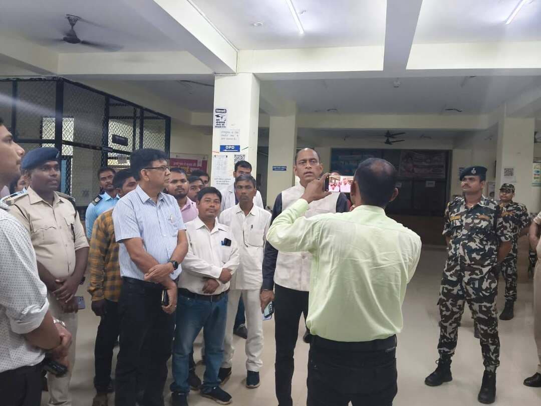 जिला पदाधिकारी ने चानन प्रखंड कार्यालय में कोशी स्नातक निर्वाचन-2026 के तहत बूथों का किया निरीक्षण, प्राथमिक स्वास्थ्य केंद्र में 24×7 सेवा बहाल रखने का दिया निर्देश
लखीसराय। जिला पदाधिकारी, लखीसराय श्री शैलेंद्र कुमार द्वारा कोशी स्नातक निर्वाचन-2026 के मद्देनजर प्रखंड कार्यालय, चानन में मतदान केंद्रों का निरीक्षण किया गया। इस दौरान उन्होंने निर्वाचन संबंधी व्यवस्थाओं का जायजा लिया तथा संबंधित पदाधिकारियों को आवश्यक दिशा-निर्देश दिए। उन्होंने निर्वाचन प्रक्रिया को निष्पक्ष, पारदर्शी एवं सुव्यवस्थित ढंग से संपन्न कराने के लिए सभी आवश्यक तैयारियां समय पर सुनिश्चित करने पर जोर दिया।
निरीक्षण के क्रम में जिला पदाधिकारी द्वारा चानन प्राथमिक स्वास्थ्य केंद्र की स्वास्थ्य सेवाओं की भी समीक्षा की गई। समीक्षा के दौरान यह बात सामने आई कि चिकित्सकों की उपलब्धता नहीं होने के कारण प्राथमिक स्वास्थ्य केंद्र में 24×7 स्वास्थ्य सेवा नियमित रूप से संचालित नहीं हो पा रही थी। इस स्थिति को गंभीरता से लेते हुए जिला पदाधिकारी ने तत्काल आवश्यक कार्रवाई करते हुए दो चिकित्सकों की प्रतिनियुक्ति की।
जिला पदाधिकारी ने संबंधित स्वास्थ्य पदाधिकारियों एवं चिकित्सकों को स्पष्ट निर्देश दिया कि प्राथमिक स्वास्थ्य केंद्र, चानन में 24×7 स्वास्थ्य सेवा हर हाल में बहाल रखी जाए, ताकि क्षेत्र के मरीजों को दिन-रात आवश्यक चिकित्सा सुविधा उपलब्ध हो सके। उन्होंने चिकित्सकों की नियमित उपलब्धता सुनिश्चित करने तथा आपातकालीन परिस्थितियों में मरीजों को त्वरित उपचार उपलब्ध कराने पर विशेष बल दिया।
इसके अतिरिक्त जिला पदाधिकारी द्वारा प्राथमिक स्वास्थ्य केंद्र में एंबुलेंस परिचालन की स्थिति की भी जांच की गई। जांच के दौरान एंबुलेंस सेवा का संचालन संतोषजनक पाया गया। उपलब्ध जानकारी के अनुसार, आज कुल चार कॉल प्राप्त हुए, जिन पर एंबुलेंस सेवा के माध्यम से कार्रवाई की गई।
जिला पदाधिकारी ने संबंधित पदाधिकारियों को निर्देश दिया कि स्वास्थ्य सेवाओं में किसी प्रकार की लापरवाही नहीं होनी चाहिए तथा आम लोगों को समय पर गुणवत्तापूर्ण चिकित्सा सुविधा उपलब्ध कराना सुनिश्चित किया जाए।