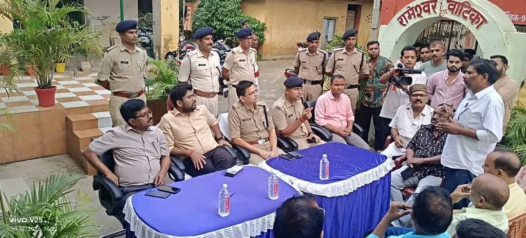 मुंगेर में दुर्गा पूजा को लेकर प्रशासन अलर्ट, डीएम और एसपी ने पूजा समितियों के साथ की बैठक।
दुर्गा पूजा के शांतिपूर्ण एवं सौहार्दपूर्ण आयोजन को लेकर शुक्रवार को कोतवाली थाना, मुंगेर में जिलाधिकारी निखिल धनराज एवं पुलिस अधीक्षक सैयद इमरान मसूद की संयुक्त अध्यक्षता में बैठक आयोजित की गई। बैठक में दुर्गा पूजा समिति के सदस्यों एवं संबंधित पदाधिकारियों ने भाग लिया।बैठक के दौरान दुर्गा पूजा के दौरान शांति एवं विधि-व्यवस्था बनाए रखने, श्रद्धालुओं की सुरक्षा सुनिश्चित करने और यातायात व्यवस्था को सुचारू रखने को लेकर आवश्यक दिशा-निर्देश दिए गए। अधिकारियों ने पूजा समितियों से प्रशासन के निर्देशों का पालन करने तथा पर्व के दौरान आपसी सौहार्द और शांति बनाए रखने की अपील की।प्रशासन ने दुर्गा पूजा के दौरान भीड़ प्रबंधन एवं सुरक्षा व्यवस्था को लेकर सतर्क रहने और सभी संबंधित पदाधिकारियों को आपसी समन्वय के साथ कार्य करने का निर्देश दिया, ताकि श्रद्धालु सुरक्षित माहौल में पूजा-अर्चना कर सकें और पर्व शांतिपूर्ण तरीके से संपन्न हो सके।#MungerNews #MungerLive #bihar #DurgaPuja2026 #MungerPolice #MungerAdministration #NikhilDhanraj #SyedImranMasood
