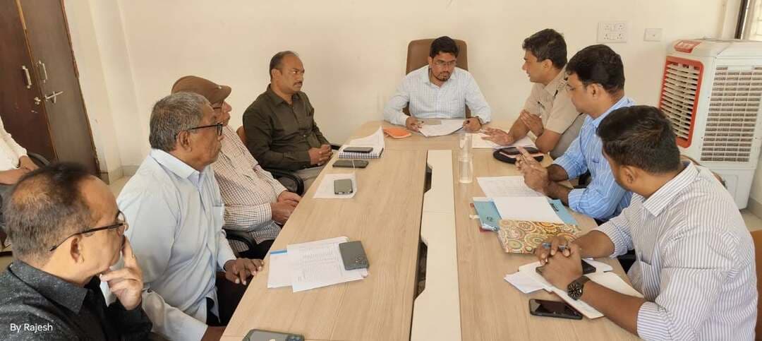 अत्याचार निवारण अधिनियम के प्रकरणों के समयबद्ध निराकरण हेतु सतर्कता मॉनिटरिंग समिति की बैठक आयोजित
मध्यप्रदेश शासन के अनुसूचित जाति एवं अनुसूचित जनजाति (अत्याचार निवारण) अधिनियम, 1989 एवं नियम, 1995 तथा संशोधन अधिनियम, 2018 के प्रावधानों के अंतर्गत दर्ज प्रकरणों का निर्धारित समय-सीमा में निराकरण सुनिश्चित करने के उद्देश्य से उपखंड स्तरीय सतर्कता मॉनिटरिंग समिति, मंडला की प्रथम बैठक आयोजित की गई।
बैठक की अध्यक्षता अनुविभागीय अधिकारी (राजस्व) श्री शैलेन्द्र चौधरी ने की। बैठक में प्रकरणों के समयबद्ध निराकरण एवं अधिनियम के प्रावधानों के प्रभावी क्रियान्वयन से संबंधित विषयों पर चर्चा की गई।
इस अवसर पर अनुविभागीय अधिकारी पुलिस श्री पीयूष मिश्रा, मुख्य कार्यपालन अधिकारी जनपद पंचायत मंडला श्री विनोद मरावी, तहसीलदार मंडला श्री हिमांशु भलावी, विकासखंड शिक्षा अधिकारी श्री रंजीत गुप्ता सहित समिति के अन्य सदस्य उपस्थित रहे।
Jansampark Madhya Pradesh
CM Madhya Pradesh
#mandla
