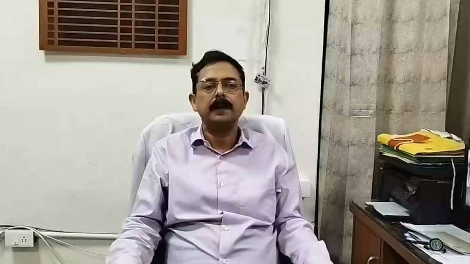 विश्व एनेस्थीसिया दिवस सुरक्षित शल्य चिकित्सा और दर्द रहित उपचार में एनेस्थीसिया विशेषज्ञों की अहम भूमिका डॉ पंकज गुप्ता
विश्व एनेस्थीसिया दिवस के अवसर पर पंडित जवाहरलाल नेहरू राजकीय चिकित्सा महाविद्यालय एवं अस्पताल चम्बा में एनेस्थीसिया विभाग के द्वारा कार्यक्रम आयोजित किया गया।
इस कार्यक्रम में बतौर मुख्य अतिथि पंडित जवाहरलाल नेहरू राजकीय चिकित्सा महाविद्यालय एवं अस्पताल चम्बा प्रधानाचार्य कम डीन डॉ पंकज गुप्ता ने की, जबकि विशेष अतिथि के तौर पर मुख्य चिकित्सा अधिकारी चम्बा डॉ जालाम भारद्वाज, एमओएच डॉ कविता महाजन और एमएस डॉ प्रदीप सिंह ने की।
विश्व एनेस्थीसिया दिवस प्रत्येक वर्ष 16 अक्टूबर को मनाया जाता है। इसी दिन वर्ष 1846 में अमेरिका के बोस्टन स्थित मैसाचुसेट्स जनरल हॉस्पिटल में ईथर का उपयोग करके सार्वजनिक रूप से सफल एनेस्थीसिया प्रदर्शन किया गया था। इस ऐतिहासिक उपलब्धि ने आधुनिक शल्य चिकित्सा में एक नए युग की शुरुआत की। इसके बाद ऑपरेशन के दौरान मरीजों को दर्द से राहत देना और जटिल शल्य चिकित्सा प्रक्रियाओं को अधिक सुरक्षित तरीके से करना संभव हुआ।
इस मोके पर पंडित जवाहरलाल नेहरू राजकीय चिकित्सा महाविद्यालय एवं अस्पताल चम्बा प्रधानाचार्य कम डीन डॉ पंकज गुप्ता ने इस दिन को मनाने के महत्व के प्रति जन-जागरूकता बढ़ाना, एनेस्थीसिया विशेषज्ञों के योगदान को सम्मान देना तथा सुरक्षित शल्य चिकित्सा, दर्द प्रबंधन और बेहतर चिकित्सा सेवाओं के प्रति जागरूकता को प्रोत्साहित करना है।
डॉ पंकज गुप्ता ने कहा की एनेस्थीसिया चिकित्सा आधुनिक स्वास्थ्य सेवाओं की एक महत्वपूर्ण शाखा है। एनेस्थीसिया विशेषज्ञ ऑपरेशन से पहले मरीज की स्वास्थ्य स्थिति का आकलन करते हैं, ऑपरेशन के दौरान मरीज के रक्तचाप, हृदय गति, ऑक्सीजन स्तर और अन्य महत्वपूर्ण शारीरिक कार्यों की निरंतर निगरानी करते हैं तथा ऑपरेशन के बाद दर्द नियंत्रण एवं सुरक्षित रिकवरी में अहम भूमिका निभाते हैं।
डॉ पंकज गुप्ता ने कहा की एनेस्थीसिया का उपयोग केवल ऑपरेशन के दौरान बेहोशी देने तक सीमित नहीं है, बल्कि प्रसव के दौरान दर्द से राहत, आपातकालीन चिकित्सा, गहन चिकित्सा सेवाओं तथा विभिन्न प्रकार के दर्द के उपचार में भी इसका महत्वपूर्ण योगदान है।
डॉ पंकज गुप्ता ने कहा की एनेस्थीसिया विभाग विभिन्न शल्य चिकित्सा प्रक्रियाओं के सुचारू संचालन और मरीजों की सुरक्षा सुनिश्चित करने में महत्वपूर्ण भूमिका निभाता है। विभाग के चिकित्सकों एवं स्वास्थ्य कर्मचारियों के समन्वित प्रयासों से मरीजों को बेहतर चिकित्सा सेवाएं प्रदान करने में सहायता मिलती है।
इस मोके पर आम जनता को जानकारी के माध्यम से डॉ सलोनी सूद के द्वारा आईएसए पंच रक्षक: प्रत्येक आईएसएयन ने 5 भारतीयों को 5 जीवन रक्षक कौशल सिखाए। इंडियन सोसाइटी ऑफ एनेस्थेसियोलॉजिस्ट्स (ISA) हमेशा से ही जीवन बचाने, रोगी देखभाल को बेहतर बनाने और समाज के साथ ज्ञान साझा करने में अग्रणी रही है। एनेस्थेसियोलॉजिस्ट होने के नाते, हम किसी और से बेहतर समझते हैं कि आपातकालीन स्थिति में, शुरुआती कुछ मिनट जीवन और मृत्यु के बीच का अंतर तय कर सकते हैं। इसलिए, हमारी ज़िम्मेदारी अस्पताल या ऑपरेशन कक्ष की चारदीवारी तक ही सीमित नहीं है। यह हमारे परिवारों, आस-पड़ोस, कार्यस्थलों, समुदायों और संपूर्ण समाज तक फैली हुई है।
आम लोगों को 5 जीवन रक्षक कौशल में प्रशिक्षित करवाई।
ये पाँच आवश्यक कौशल हैं
1. छाती पर दबाव/केवल दबाव आधारित जीवन रक्षक प्रणाली (सीओएलएस):
सुनिश्चित करें कि स्थिति सुरक्षित है, रोगी के बगल में घुटने टेकें, अपने बाएं हाथ को दाहिने हाथ के ऊपर रखें और उंगलियों को आपस में फंसा लें, फिर इसे रोगी की छाती के निचले हिस्से पर रखें, आगे की ओर झुकें ताकि आपके कंधे रोगी की छाती के ठीक ऊपर हों, अपनी कोहनियों को सीधा करें और छाती को दबाना शुरू करें (1, 2, 3, 4 आदि)।
2. पुनर्प्राप्ति स्थिति
तंग कपड़ों को ढीला करें, व्यक्ति को पीठ के बल लिटाएं, उसकी बांह को शरीर के समकोण पर अपनी ओर रखें, दूसरे हाथ को चेहरे के दूसरी तरफ रखें, उसी तरफ के घुटने को समकोण पर मोड़ें, मुड़े हुए घुटने को धीरे से खींचकर व्यक्ति को अपनी ओर खींचें, ठुड्डी को ऊपर की ओर झुकाकर वायुमार्ग खोलें
3. दम घोंटने के लिए पेट पर दबाव डालना
दम घुट रहे व्यक्ति की छाती के चारों ओर अपनी बाहें लपेटें और मुट्ठी बनाएं, उसे पसलियों के नीचे रखें और ऊपर और अंदर की ओर ज़ोरदार धक्के दें।
4. वासोवागल सिंकोप में पैर उठाना
मरीज का तुरंत आकलन करें और घुटनों को सीधा रखते हुए पैरों को ऊपर उठाएं ताकि मस्तिष्क में रक्त की आपूर्ति बेहतर हो सके।
5. आपातकालीन चिकित्सा किट को समझना और उसका उपयोग करना
75 मिलीग्राम एस्पिरिन की 4 गोलियां
4 टैबलेट 20 मिलीग्राम एटोरवास्टेटिन
75 मिलीग्राम क्लोपिडोग्रेल की 4 गोलियां
5 मिलीग्राम सॉर्बिट्रेट की 4 गोलियां पड़ोसी, घरेलू सहायक, ड्राइवर, सुरक्षाकर्मी, कार्यालय के सहकर्मी, छात्र, परिवार के सदस्य या सामुदायिक स्वयंसेवक - तो इसका कितना प्रभाव पड़ेगा। ये प्रशिक्षित व्यक्ति आपातकालीन स्थिति में आत्मविश्वास से भरे प्राथमिक उत्तरदाता बन सकते हैं। यह कार्यक्रम राष्ट्रव्यापी स्तर पर चलाया गया था।
इस अवसर पर पंडित जवाहरलाल नेहरू राजकीय चिकित्सा महाविद्यालय एवं अस्पताल चम्बा के एनेस्थीसिया विभाग के डॉ सलोनी सूद, डाॅ माणिक सहगल, डाॅ अश्वनी, डाॅ रजनीत कौर, डाॅ रितु रावत, डाॅ दिनबाग सिंह ठाकुर, डाॅ रोहित ठाकुर, डाॅ अरविन्द भाटिया, डाॅ विनोद भारद्वाज, डाॅ मनीष, डॉ मनुज शर्मा, डॉ सुनील ठाकुर,नीतीक्षा, इशिता, अपूर्वा, ज्ञान ठाकुर, कमल कांत, कमल कुमार, रजत, ओम प्रकाश,दिनेश, वार्ड सिस्टर सरिता, नर्सिंग स्टॉफ रूपा और मीनू गुप्ता सहित प्रशिक्षु डाक्टर मौजूद रहे।
कार्यक्रम के दौरान विश्व एनेस्थीसिया दिवस के मौके पर पोस्टर मेंकिग प्रतियोगिता भी करवाई गई जिसमें आठ प्रशिक्षुओं ने भाग लिया और जिसमें प्रथम स्थान पर अनीशा, दूसरे स्थान न्यांग और तीसरे स्थान आंचल रही, जिनको मुख्यातिथि के द्वारा मेंमेंटों देकर सम्मनित किया गया।