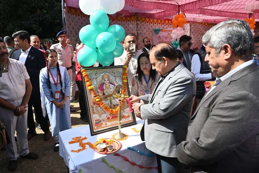 विधानसभा अध्यक्ष कुलदीप सिंह पठानिया ने 67वीं राज्य स्तरीय खेलकूद प्रतियोगिता का किया शुभारंभ
नशे से दूर रहकर खेलों में उत्कृष्ट प्रदर्शन करें युवा
खेल प्रतिभाओं को प्रोत्साहित करने के लिए प्रदेश सरकार ने लिए महत्वपूर्ण निर्णय : कुलदीप सिंह पठानिया
चंबा, 16 अक्तूबर
विधानसभा अध्यक्ष कुलदीप सिंह पठानिया ने आज चंबा के ऐतिहासिक चौगान में 67वीं राज्य स्तरीय अंडर-19 छात्र वर्ग की वार्षिक खेलकूद प्रतियोगिता (मेजर गेम्स) के शुभारंभ अवसर पर मुख्य अतिथि भाग लेते हुए खिलाड़ियों द्वारा प्रस्तुत मार्च पास्ट की सलामी ली तथा ध्वजारोहण कर प्रतियोगिता का विधिवत शुभारंभ किया।
विधायक नीरज नैय्यर इस अवसर पर विशेष रूप से उपस्थित रहे।
चार दिवसीय प्रतियोगिता के दौरान प्रदेश के सभी जिलों से 750 के करीब खिलाड़ी हिस्सा ले रहे हैं। प्रतियोगिता में फुटबॉल, हॉकी, बास्केटबॉल, हैंडबॉल तथा रग्बी के मुकाबले आयोजित होंगे।
कुलदीप सिंह पठानिया ने खिलाड़ियों को शुभकामनाएं देते हुए कहा कि यह प्रतियोगिता युवा खिलाड़ियों को अपनी प्रतिभा प्रदर्शित करने का अवसर प्रदान करेगी। उन्होंने आशा व्यक्त करते हुए कहा कि खिलाड़ी उत्कृष्ट प्रदर्शन कर अपने-अपने जिलों का नाम रोशन करेंगे।
उन्होंने कहा कि शिक्षा विभाग विद्यार्थियों के सर्वांगीण विकास के लिए शिक्षा के साथ-साथ खेलकूद एवं अन्य रचनात्मक गतिविधियों को भी प्रोत्साहित कर रहा है।
प्रदेश में विभिन्न स्तरों पर खेल मैदानों और स्टेडियमों का विकास किया जा रहा है, जिससे ग्रामीण एवं दूरदराज क्षेत्रों की प्रतिभाओं को भी आगे बढ़ने के अवसर मिल रहे हैं।
विधानसभा अध्यक्ष ने कहा कि प्रदेश सरकार खिलाड़ियों की प्रतिभा को प्रोत्साहित करने तथा खेलों को आजीविका का सशक्त माध्यम बनाने के लिए निरंतर प्रयासरत है। इसी उद्देश्य से राष्ट्रीय एवं अंतरराष्ट्रीय स्तर पर उत्कृष्ट प्रदर्शन करने वाले खिलाड़ियों के प्रोत्साहन के लिए आकर्षक पुरस्कार राशि सहित अनेक महत्वपूर्ण निर्णय लिए गए हैं।
कुलदीप सिंह पठानिया ने कहा कि हिमाचल प्रदेश खिलाड़ियों को प्रोत्साहित करने के लिए बेहतर पुरस्कार राशि प्रदान करने वाले देश के अग्रणी राज्यों में शामिल है। उन्होंने हाल ही में संपन्न एशियाई खेलों में प्रदेश के पदक विजेता खिलाड़ियों का उल्लेख करते हुए कहा कि राज्य सरकार द्वारा पुरस्कार राशि में वृद्धि तथा ओलंपिक खेलों में पदक विजेताओं के लिए प्रोत्साहन राशि निर्धारित करने जैसे निर्णय खिलाड़ियों को उत्कृष्ट प्रदर्शन के लिए प्रेरित करेंगे।
उन्होंने इस अवसर पर एशियाई खेलों में पदक विजेता चंबा की बेटी सीमा कुमारी पर गर्व व्यक्त करते हुए खिलाड़ियों को उनसे प्रेरणा लेकर खेलों में उत्कृष्ट प्रदर्शन करने का आह्वान किया।
कुलदीप सिंह पठानिया ने युवाओं से नशे से दूर रहने का आह्वान किया। उन्होंने कहा कि प्रदेश सरकार चिट्टा उन्मूलन के लिए सक्रियता से कार्य कर रही है।
विधानसभा अध्यक्ष को इस अवसर पर हिमाचल प्रदेश स्कूली क्रीड़ा संघ द्वारा सम्मानित किया गया।
कार्यक्रम में विद्यार्थियों द्वारा आकर्षक सांस्कृतिक कार्यक्रम भी प्रस्तुत किए गए। इस दौरान नशे के दुष्प्रभावों को लेकर प्रस्तुत लघु नाटिका को खूब सराहा गया।
उपनिदेशक स्कूल शिक्षा विकास महाजन ने इससे पहले स्वागत संबोधन के दौरान अंडर-19 खिलाड़ियों की डाइट मनी में वृद्धि करने के लिए मुख्यमंत्री हिमाचल प्रदेश एवं विधानसभा अध्यक्ष का आभार व्यक्त किया। उन्होंने कहा कि खिलाड़ियों के हित में लिया गया यह निर्णय खेल प्रतिभाओं को प्रोत्साहित करने की दिशा में महत्वपूर्ण कदम है। उल्लेखनीय है कि गत माह थुलेल में आयोजित जिला स्तरीय खेलकूद प्रतियोगिता के दौरान चंबा स्कूल क्रीड़ा संघ ने खिलाड़ियों की डाइट मनी बढ़ाने का मामला विधानसभा अध्यक्ष के समक्ष उठाया था।
विकास महाजन ने विद्यार्थी-खिलाड़ियों से अनुशासन बनाए रखने तथा खेल भावना का परिचय देते हुए उत्कृष्ट प्रदर्शन करने का आह्वान किया।
जिला अध्यक्ष कृषि उपज एवं विपणन समिति ललित ठाकुर, अध्यक्ष जिला परिषद रेखा ठाकुर, अध्यक्ष नगर परिषद भुवनेश्वरी गुलाटी, उपाध्यक्ष जिला परिषद लियाकत अली, उपाध्यक्ष नगर परिषद जितेंद्र सूर्या, उपायुक्त मुकेश रेपस्वाल, पुलिस अधीक्षक विजय कुमार सकलानी, वन अरण्यपाल राकेश कुमार, उपनिदेशक प्रारंभिक शिक्षा मनोहर लाल, एडीपीओ योगेश चौणा सहित विभिन्न विभागीय अधिकारी इस अवसर पर उपस्थित रहे।