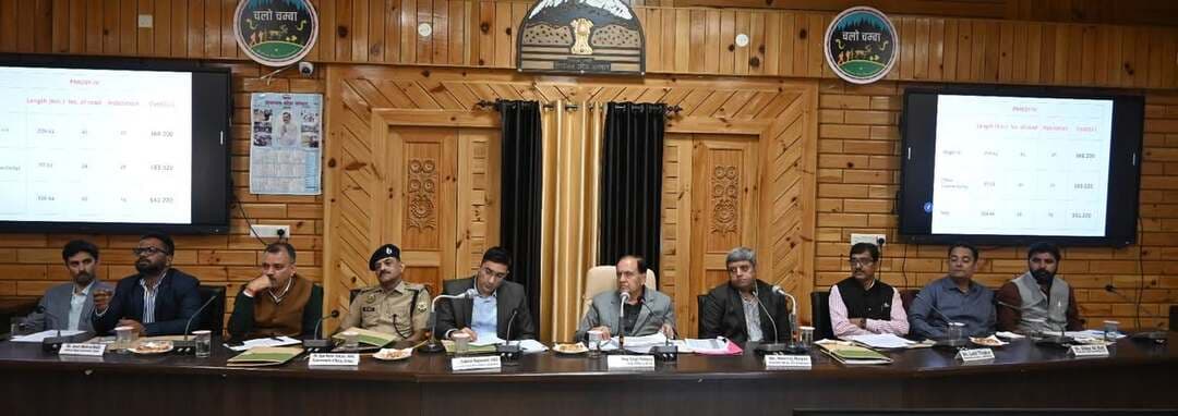 चंबा 16 अक्टूबर 2026,
जिला मुख्यालय चंबा में जिला योजना, विकास एवं 20 सूत्री कार्यक्रम बारे समीक्षा बैठक आयोजित,
विधानसभा अध्यक्ष कुलदीप सिंह पठानिया ने की बैठक की अध्यक्षता,
सीएसआर के तहत 6.46 करोड़ की लागत से बने 34 स्कूल भवनों का विस अध्यक्ष ने किया डिजिटल उद्घाटन
जिला योजना, विकास एवं 20 सूत्री कार्यक्रम के तहत विभिन्न विकास कार्यों की समीक्षा के संबंध में जिला मुख्यालय चंबा में बैठक का आयोजन किया गया। बैठक की अध्यक्षता हिमाचल प्रदेश विधानसभा अध्यक्ष एवं जिला योजना विकास तथा 20 सूत्री कार्यक्रम समिति के अध्यक्ष कुलदीप सिंह पठानिया ने की। बैठक में विभिन्न विभागों के वरिष्ठ अधिकारियों के अलावा गैर सरकारी सदस्यों ने भी हिस्सा लिया।
बैठक में बीस सूत्री कार्यक्रम के तहत मनरेगा, प्रधानमंत्री ग्रामीण सड़क योजना, राष्ट्रीय स्वास्थ्य मिशन, मलेरिया नियंत्रण कार्यक्रम, ग्रामीण क्षेत्रों में विद्युतीकरण लघु सिंचाई योजनाओं, स्वच्छता कार्यक्रम के तहत स्वच्छ भारत अभियान, टीबी नियंत्रण कार्यक्रम, मिड डे मील, एकीकृत बाल विकास परियोजना के तहत बच्चों के कल्याण हेतु चलाई जा रही योजनाओं, पर्यावरण संरक्षण व पौधारोपण, स्वच्छ पेयजल तथा खाद्य सुरक्षा इत्यादि सहित विकास के अन्य कार्यों की विस्तृत समीक्षा की गई। इससे पूर्व विधानसभा अध्यक्ष ने सीएसआर के तहत 6.46 करोड़ की लागत से बने 34 स्कूल भवनों का डिजीटली लोकार्पण किया जिसमें 18 राजकीय प्राथमिक पाठशालाएं व 16 राजकीय उच्च पाठशालाएं शामिल हैं।
बैठक के अंत में विभिन्न विभागों के अधिकारियों को संबोधित करते हुए कुलदीप सिंह पठानिया ने कहा कि किसी भी क्षेत्र में विकास के लक्ष्यों को हासिल करने में अधिकारियों व कर्मचारियों की महत्वपूर्ण भूमिका है उन्होंने अधिकारियों को निर्देश दिए कि वे आपसी बेहतरीन समन्वय के साथ कार्य करें ताकि न्यूनतम समय अवधि में विकास के निर्धारित लक्ष्यों को पूरा करते हुए आमजन को सरकारी योजनाओं से लाभान्वित किया जा सके। उन्होंने कहा कि सभी विभागीय अधिकारी उन विकास कार्य व परियोजनाओं को पूरा करने के लिए विशेष प्रयास करें जिनका बहुत कम शेष कार्य बचा है। विधानसभा अध्यक्ष ने विभिन्न विभागीय अधिकारियों द्वारा अपने-अपने विभागों से संबंधित प्रस्तुत कार्य प्रगति पर संतोष व्यक्त किया।
बैठक मे जीत सिंह ठाकुर अधीक्षण अभियंता लोक निर्माण विभाग ने विधानसभा अध्यक्ष को अवगत करवाया कि पीएमजीएसवाई-4 के अंतर्गत जिला चंबा में कुल 65 सडकें बनाई जा रही हैं जिनकी कुल लंबाई 327 किलोमीटर है इन सडकों पर 551.22 करोड़ रूपये खर्च किए जा रहे हैँ तथा इससे 76 गावों को सडक सुविधा मिलेगी। जल शक्ति विभाग के अधीक्षण अभियंता राजेश मोगरा ने बैठक में जानकारी दी कि जिला चंबा में जल शक्ति विभाग से संबंधित 490 करोड रुपए के विकास कार्यों को पूर्ण कर लिया गया है जबकि 740 करोड रुपए के विकास कार्य प्रगति पर है इसके अलावा 1294 करोड रुपए की प्रस्तावित विकास परियोजनाएं विभिन्न स्तरों पर स्वीकृति प्रकिया के अधीन है। बैठक मे अधीक्षण अभियंता एचपीएसईबीएल ने जानकारी दी कि जिला मे कुल 148551 विभिन्न प्रकार के विधुत उपभोक्ता मीटर है जिनमे से 17434 उपभोक्ताओं के स्मार्ट मीटर स्थापित किए जा चुके हैं।
जिला विकास अधिकारी तविंदर सिंह ने विधानसभा अध्यक्ष को अवगत करवाया कि वित्त वर्ष 2025-26' के दौरान जिला के 1 लाख 41 हजार 491 मनरेगा जॉब कार्ड धारकों से 57 लाख 58 हजार कार्य दिवस कार्य करवाया गया जो कि निर्धारित लक्ष्य 44 लाख 60 हजार कार्य दिवसों की तुलना में 129 प्रतिशत है तथा इस पर 186 करोड़ 85 लाख 59 हजार खर्च किए गए हैं। उन्होंने बताया कि वित वर्ष 2025-26 के दौरान प्रधानमंत्री आवास योजना (ग्रामीण) के तहत 1477 आवास आवास का निर्धारित लक्ष्य था जिसे शत प्रतिशत हासिल कर लिया गया है। बैठक में जिला कार्यक्रम अधिकारी (आईसीडीएस कमल किशोर ने अवगत करवाया कि जिला में इंदिरा गांधी सुख शिक्षा योजना के अंतर्गत 371 लाभार्थी हैं तथा 30 जून 20206 तक इस योजना पर एक करोड़ 23 लाख 55 हजार 97 रुपए खर्च किए गए हैं। इसी प्रकार मुख्यमंत्री सुख शिक्षा योजना के तहत जिला चंबा में 2371 लाभार्थी हैं तथा 30 जून 2026 तक इस योजना पर दौरान 58 लाख 7 हजार 99 रूपये खर्च किए गए हैं।
इससे पूर्व उपायुक्त मुकेश रेपसवाल ने विधानसभा अध्यक्ष का बैठक में पहुंचने पर विधिवत स्वागत किया तथा उन्हे सम्मानित किया। उन्होंने विधानसभा अध्यक्ष को आश्वस्त किया कि बैठक में उनके द्वारा दिए गए निर्देशों की शत-शत प्रतिशत अनुपालना सुनिश्चित की जाएगी।
इस अवसर पर विधानसभा क्षेत्र चंबा के विधायक नीरज नैयर, मार्केटिंग कमेटी के अध्यक्ष ललित ठाकुर, हिमाचल प्रदेश हज कमेटी के अध्यक्ष दिलदार अली बट्ट, जिला परिषद के उपाध्यक्ष लियाक़त अली खान, उपायुक्त मुकेश रेपसवाल, पुलिस अधीक्षक विजय सकलानी , अतिरिक्त उपायुक्त अमित मेहरा, एसडीएम चिराग शर्मा, अधीक्षण अभियंता लोनिवि जीत सिंह ठाकुर, जल शक्ति विभाग राजेश मोंगरा, एचपीएसबीएल राजीव कुमार ठाकुर, वन अरनयपाल राकेश कुमार, मुख्य चिकित्सा अधिकारी डॉ जालम सिंह भारद्वाज , जिला विकास अधिकारी तविंदर सिंह , जिला योजना अधिकारी डॉ देवेंद्र सिंह सहित कई अन्य विभागों के अधिकारी तथा गैर सरकारी सदस्यगण उपस्थित थे।