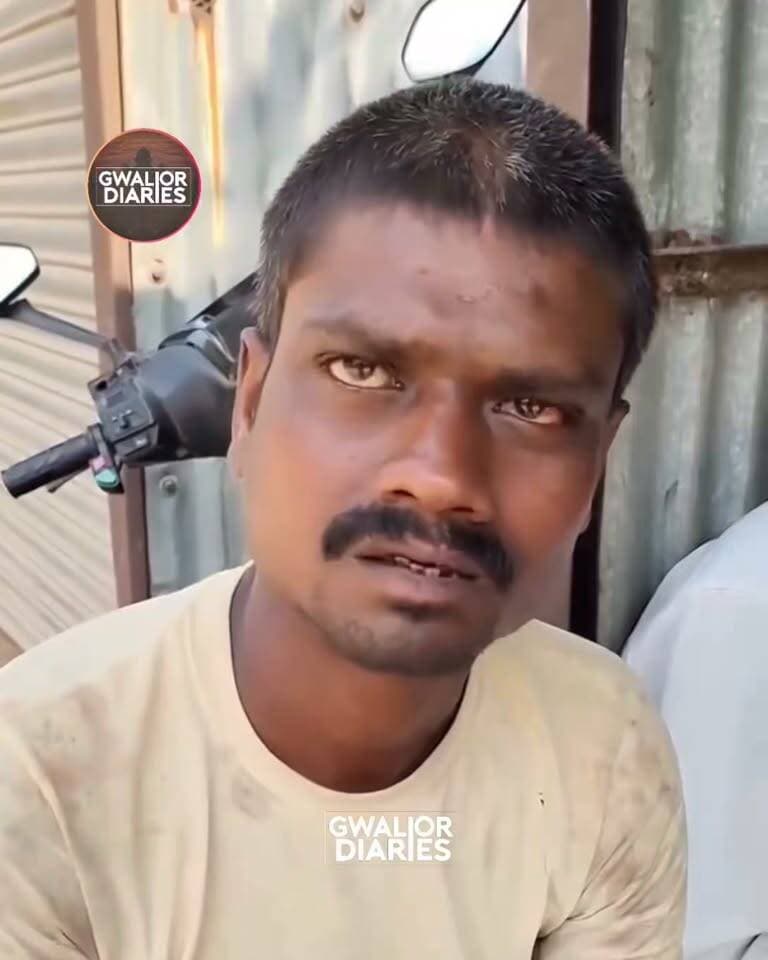 “3-4 हजार रुपये नहीं दे रहा था, इसलिए मार दिया” — हत्या के आरोपी का कबूलनामा...
ग्वालियर जिले के भितरवार क्षेत्र के करौरा गांव स्थित सिद्ध बाबा मंदिर परिसर में एक कारीगर की हत्या के मामले में आरोपी बेलदार रंगीला का बयान सामने आया है। आरोपी के कथित बयान के मुताबिक, मृतक के साथ मजदूरी के 3 से 4 हजार रुपये को लेकर विवाद हुआ था, जिसके बाद उसने हत्या करने की बात कही। जानकारी के अनुसार, निर्माण कार्य के दौरान हुए विवाद में कारीगर पर धारदार हथियार से हमला किया गया था। बताया जा रहा है कि आरोपी और मृतक दोनों भोरी गांव के रहने वाले थे। आरोपी ने कथित तौर पर खुद थाने पहुंचकर पुलिस के सामने पेश होने की बात भी कही है। हालांकि, हत्या की वजह और घटनाक्रम से जुड़े सभी तथ्यों की आधिकारिक पुष्टि पुलिस जांच के बाद ही स्पष्ट होगी।