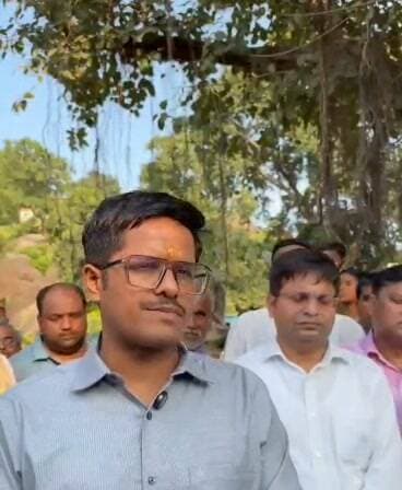 पालेश्वर नाथ मंदिर के पर्यटन विकास एवं स्वच्छता व्यवस्था का किया निरीक्षण
पालेश्वर नाथ मंदिर एवं समन्वित परिसर का निरीक्षण कर दर्शन किए तथा पर्यटन सुविधाओं के विकास एवं स्वच्छता व्यवस्था को बेहतर बनाने के निर्देश दिए।
पर्यटन विकास के अंतर्गत ₹1.50 करोड़ की परियोजना स्वीकृत की गई है। इसके तहत पर्यटक सुविधा केंद्र, बड़ा हॉल, शौचालय कॉम्प्लेक्स, पेयजल व्यवस्था एवं स्ट्रीट लाइटिंग जैसी सुविधाओं का विकास किया जाएगा। साथ ही, मंदिर तक जाने वाले सीढ़ीदार मार्ग पर दो विश्राम स्थलों का निर्माण कराया जाएगा, जहाँ श्रद्धालुओं के बैठने की व्यवस्था होगी।
जिलाधिकारी ने खंड विकास अधिकारी (BDO) को परिसर में नियमित एवं प्रभावी साफ-सफाई सुनिश्चित कराने, समर्पित सफाईकर्मी की व्यवस्था करने तथा श्रद्धालुओं को स्वच्छता के प्रति जागरूक करने के निर्देश दिए। साथ ही, परिसर में दुकानों एवं पार्किंग से निर्धारित सामान्य शुल्क के माध्यम से सफाई व्यवस्था के लिए संसाधन जुटाने की संभावनाओं पर कार्य करने तथा स्वयं सहायता समूहों के माध्यम से दोना-पत्तल एवं अन्य स्थानीय उत्पादों की बिक्री को प्रोत्साहित करने के निर्देश दिए, जिससे स्वच्छता के साथ स्थानीय आजीविका को भी बढ़ावा मिल सके।