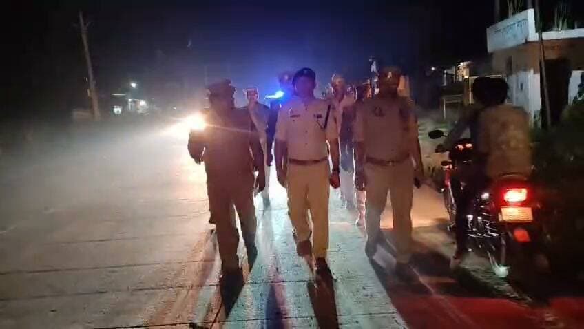 शारदीय नवरात्रि त्यौहार को सकुशल संपन्न कराए जाने के दृष्टिगत अपर पुलिस अधीक्षक चित्रकूट के नेतृत्व में पुलिस बल ने कस्बा रैपुरा में किया पैदल मार्च
शारदीय नवरात्रि त्यौहार को शांतिपूर्ण एवं सकुशल संपन्न कराए जाने के दृष्टिगत कानून-व्यवस्था सुदृढ़ बनाए रखने हेतु अपर पुलिस अधीक्षक चित्रकूट पीयूष कान्त राय के नेतृत्व में पुलिस बल द्वारा कस्बा रैपुरा क्षेत्र में पैदल मार्च किया गया।
पैदल मार्च के दौरान अपर पुलिस अधीक्षक द्वारा मुख्य बाजार, भीड़-भाड़ वाले इलाकों, प्रमुख दुर्गा पूजा पंडालों, मंदिर परिसरों तथा संवेदनशील स्थानों का भ्रमण कर सुरक्षा व्यवस्थाओं का जायजा लिया गया। इस दौरान स्थानीय व्यापारियों, पूजा समितियों के पदाधिकारियों एवं आमजन से संवाद स्थापित कर त्यौहार को आपसी सौहार्द एवं शांतिपूर्ण ढंग से मनाने की अपील की गई।
अपर पुलिस अधीक्षक द्वारा समस्त अधीनस्थ अधिकारियों एवं कर्मचारीगण को निर्देशित किया गया कि नवरात्रि के दौरान मंदिरों एवं पूजा पंडालों के आसपास पर्याप्त पुलिस बल की तैनाती रहे, महिला सुरक्षा के दृष्टिगत सादे वस्त्रों में महिला पुलिस टीम व एंटी रोमियो स्क्वाड द्वारा निरंतर भ्रमणशील रहकर निगरानी की जाए तथा किसी भी प्रकार की अफवाह या अराजकता फैलाने वालों पर कड़ी वैधानिक कार्यवाही की जाए।