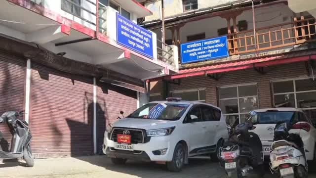 मसूरी में जिला योजना समिति के चुनाव में आखिरी वोट तक रोमांच बरकरार रहा! पवन थलवाल और गीता कुमाई के बीच कांटे की टक्कर हुई, जिसमें पवन थलवाल ने महज **एक वोट से बाजी मार ली।** पवन थलवाल को 7 वोट मिले, जबकि गीता कुमाई को 6 वोट मिले। इस करीबी मुकाबले ने चुनाव को बेहद दिलचस्प बना दिया।