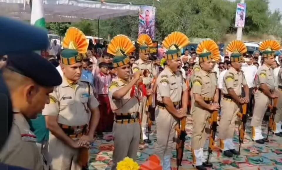 भिवानी: कैबिनेट मंत्री श्रुति चौधरी ने कैरू में अमर शहीद हेड कांस्टेबल राजेश कुमार की प्रतिमा का किया अनावरण.....