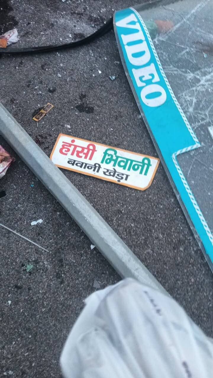 भिवानी-हांसी मार्ग पर स्पीड ब्रेकर से उछलकर पलटी निजी बस, दो की मौत
प्रेम नगर के पास हुआ हादसा, एक दर्जन से अधिक घायल अस्पताल पहुंचे; सरपंच ने बस की तेज रफ्तार को बताया हादसे की वजह
भिवानी।
भिवानी-हांसी मार्ग पर शुक्रवार शाम प्रेम नगर गांव के पास सवारियों से भरी एक निजी बस पलट गई। हादसे में गांव प्रेम नगर निवासी छात्र मोहित की मौत हो गई, जबकि बस में सवार एक दर्जन से अधिक यात्री घायल हो गए। हादसे के बाद मौके पर चीख-पुकार मच गई और आसपास के लोग घायलों की मदद के लिए जुट गए। सूचना मिलते ही पुलिस टीम मौके पर पहुंची। घायलों को उपचार के लिए भिवानी के नागरिक अस्पताल पहुंचाया गया।
मिली जानकारी के अनुसार, निजी बस नंबर HR 61 E 3024 भिवानी से हांसी की ओर जा रही थी। प्रेम नगर के पास बस स्पीड ब्रेकर से उछलकर अनियंत्रित हो गई और सड़क पर पलट गई। हादसे में बस में सवार कई यात्रियों को चोटें आईं। घटना के बाद स्थानीय लोगों ने राहत एवं बचाव कार्य में मदद की और घायलों को अस्पताल पहुंचाने का प्रयास किया।
पीएमटी की कोचिंग लेने भिवानी आता था मोहित
हादसे में जान गंवाने वाला मोहित गांव प्रेम नगर का रहने वाला था। वह भिवानी में पीएमटी की कोचिंग लेने आता था। गांव के सरपंच राजेश के अनुसार, मोहित ने बस चालक से उतरने के लिए कहा था। आरोप है कि इसके बावजूद बस की गति बढ़ा दी गई। इसी दौरान तेज रफ्तार बस स्पीड ब्रेकर से उछलकर पलट गई। हादसे के वास्तविक कारणों की पुष्टि पुलिस जांच के बाद ही हो सकेगी।