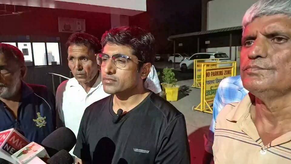 क्या कहते हैं गांव के सरपंच....
स्पीड ब्रेकर से उछलकर पलटी निजी बस,दो की मौत।
प्रेम नगर के पास हुआ हादसा, एक दर्जन से अधिक घायल अस्पताल पहुंचे; सरपंच ने बस की तेज रफ्तार को बताया हादसे की वजह
भिवानी।